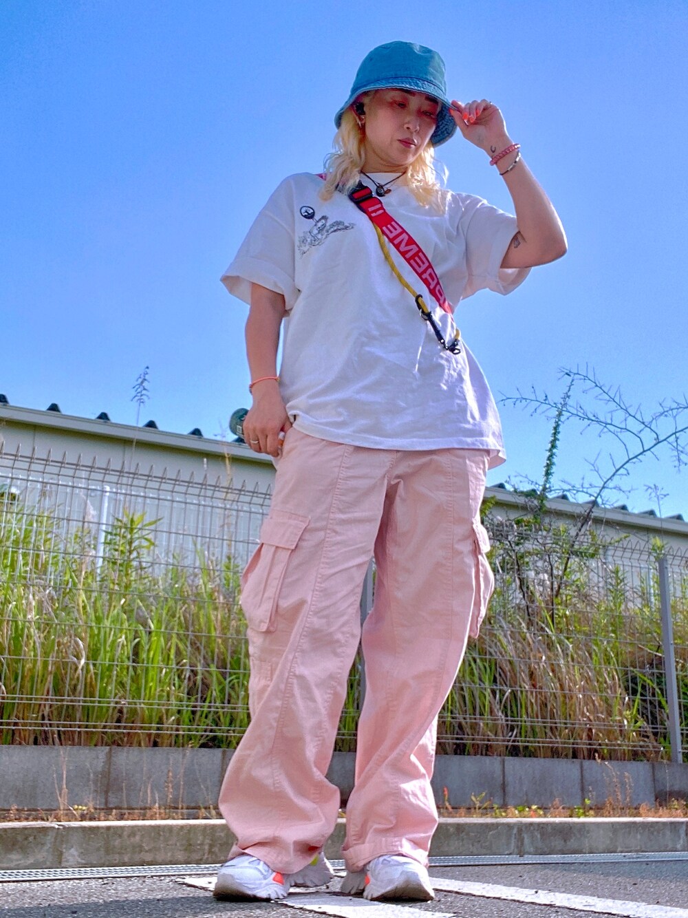 「夏コーデ、休日スタイル、カーゴパンツ、ビッグシルエット」｜「MELLOWのアイテム（Tシャツ/カットソー、ホワイト系）」を使った、tomoさん（レディース・160cm）の夏コーディネートの1枚目の写真