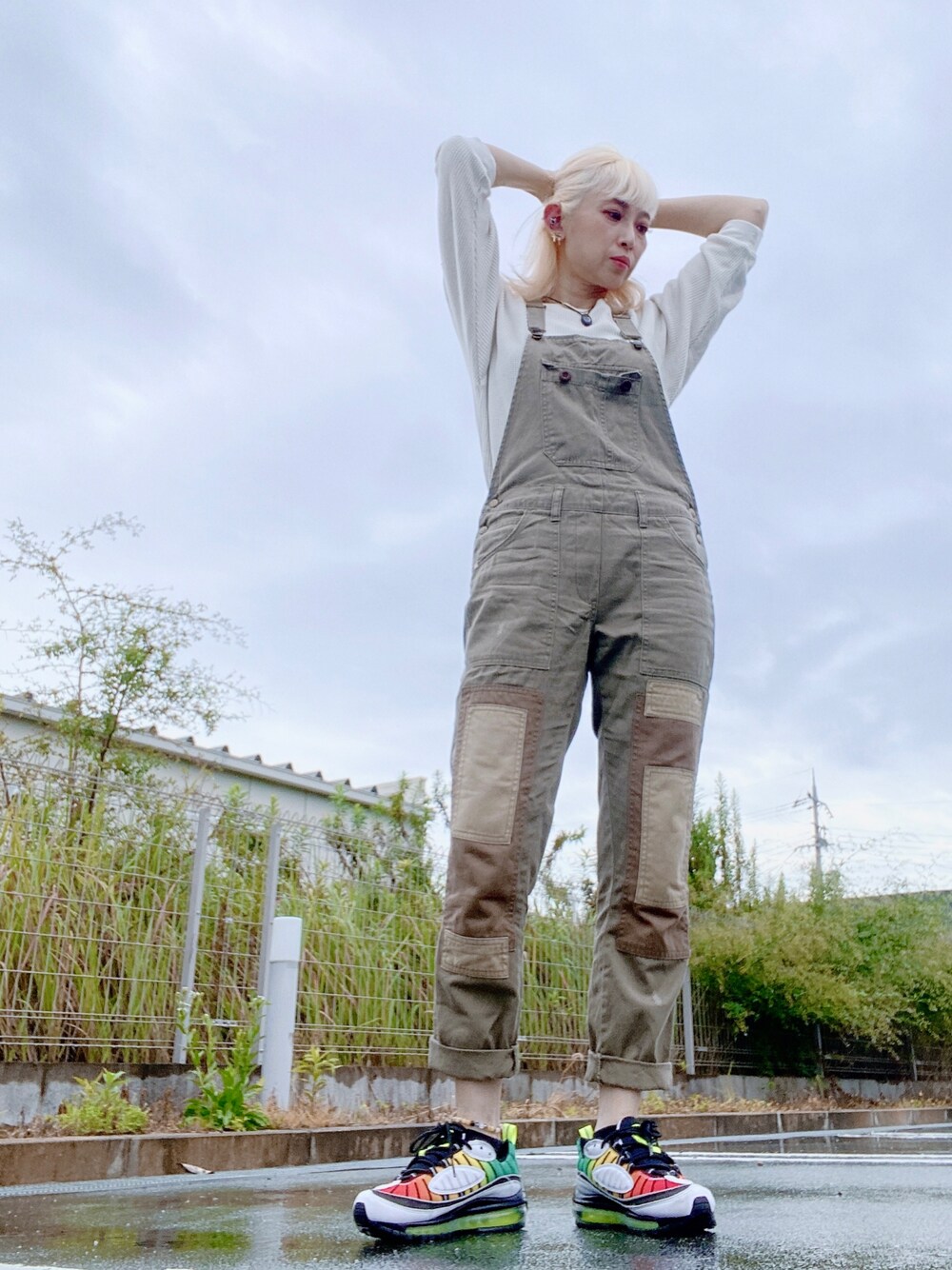 「オーバーオール、カジュアル、楽チンコーデ、ビラボン(BILLABONG)、ユニクロ、UNIQLO、シンプル、NIKE、AIR MAX」｜「UNIQLOのワッフルクルーネックT（7分袖）（Tシャツ/カットソー、ホワイト系）」を使った、tomoさん（レディース・160cm）の秋コーディネートの1枚目の写真