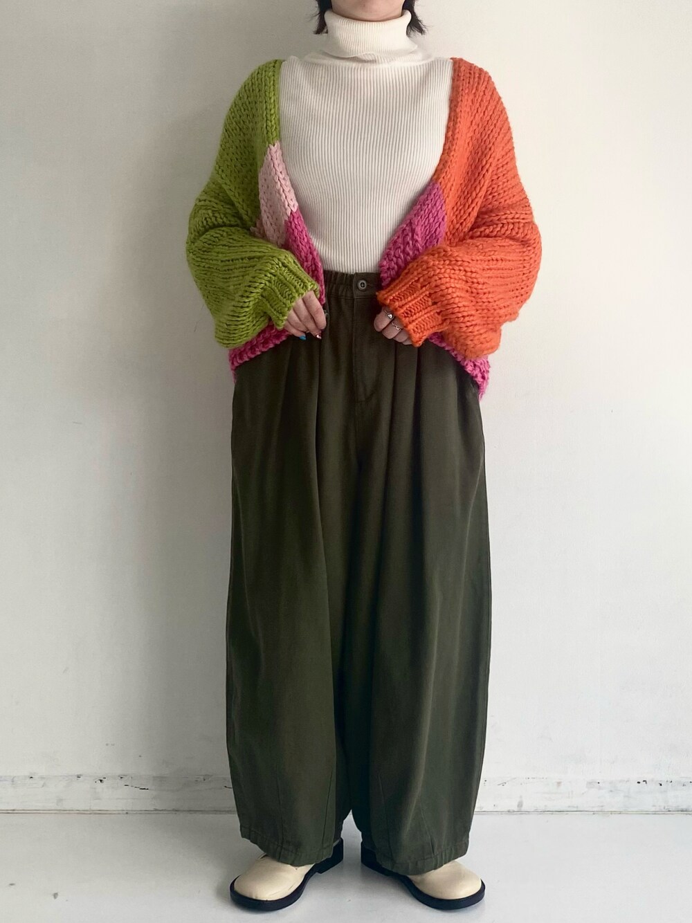 「MERLOTのリブタートルネックニット（ニット/セーター、ホワイト系）」を使った、とよさん（レディース・152cm）の秋コーディネートの1枚目の写真