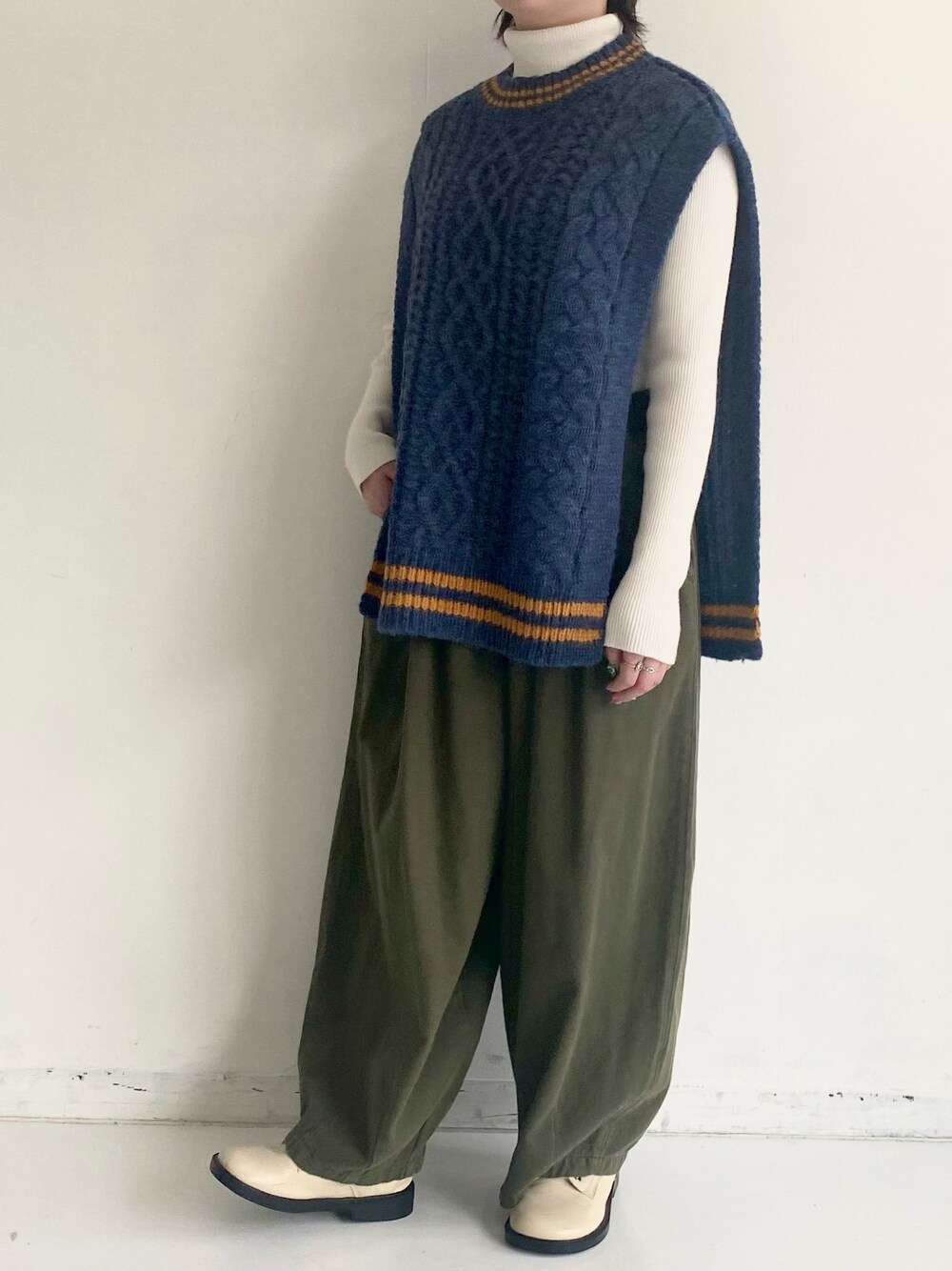 「MERLOTのベーシックサーカスパンツ（その他パンツ、グリーン系）」を使った、とよさん（レディース・152cm）の秋コーディネートの1枚目の写真