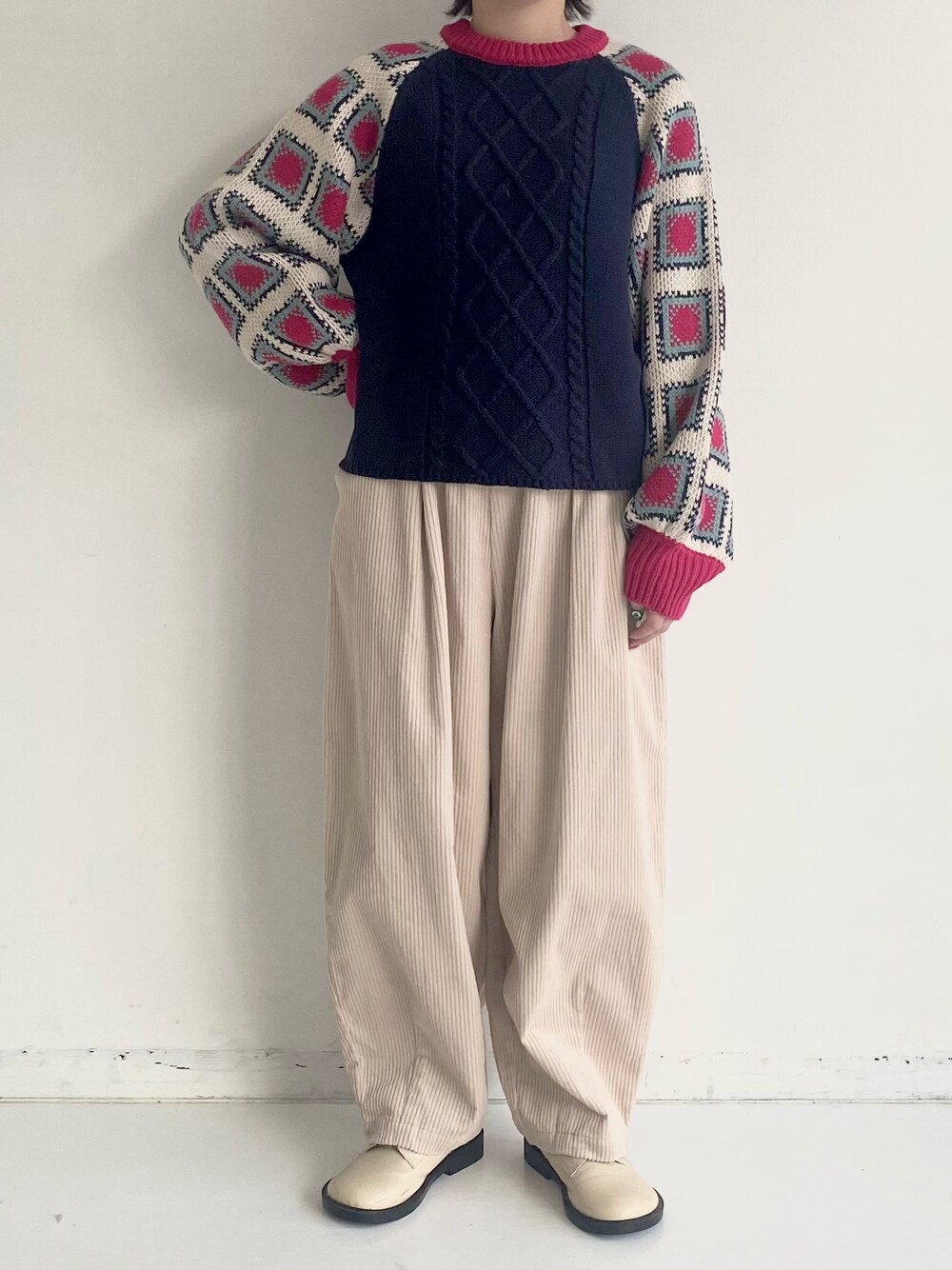 「MERLOTのコーデュロイパンツ（その他パンツ、ベージュ系）」を使った、とよさん（レディース・152cm）の秋コーディネートの1枚目の写真