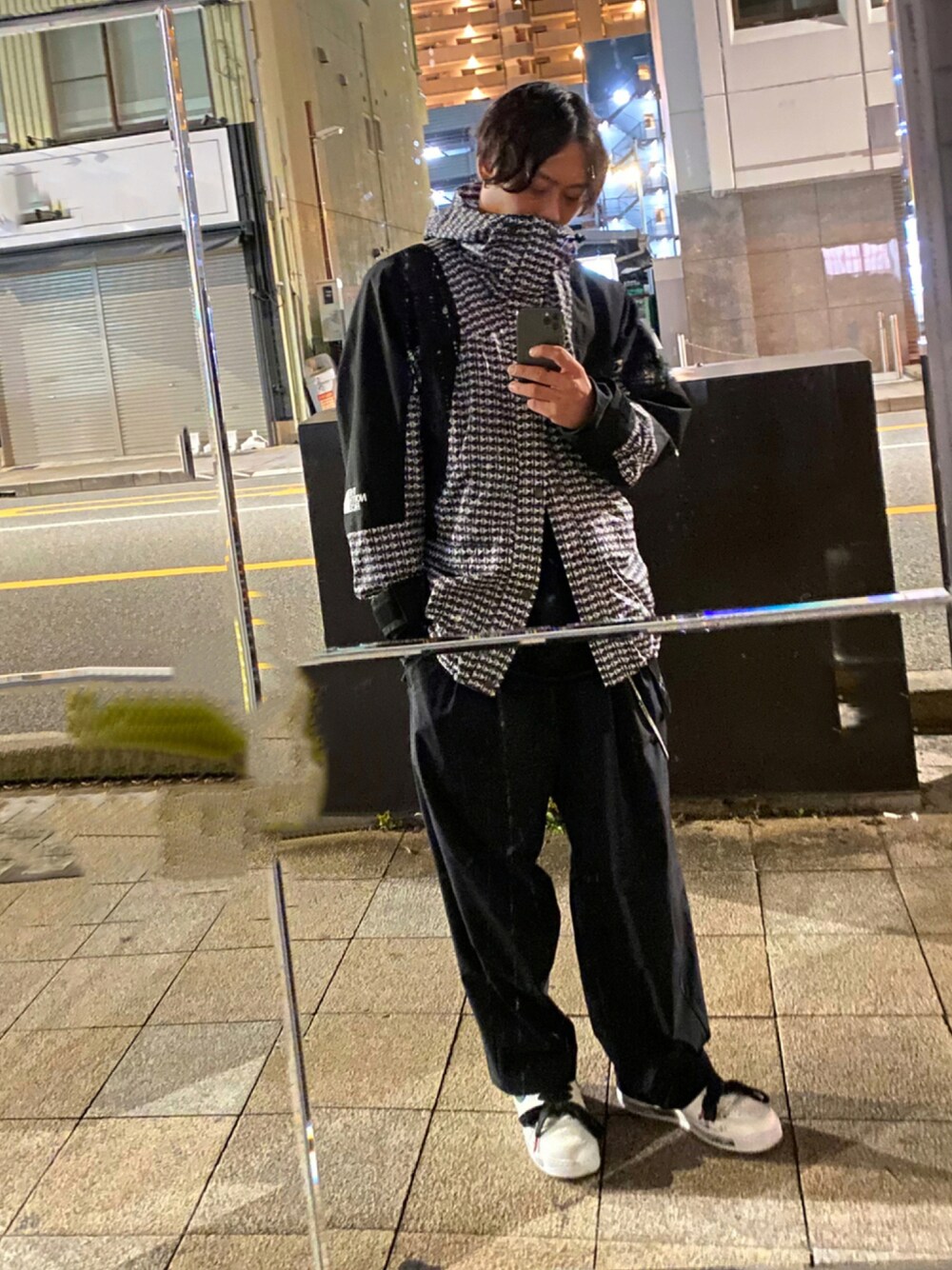 ホワイト系のスニーカー、ブラック系のその他パンツ、ブラック系のジャケット/アウターを着用したメンズの秋コーディネートの1枚目の写真