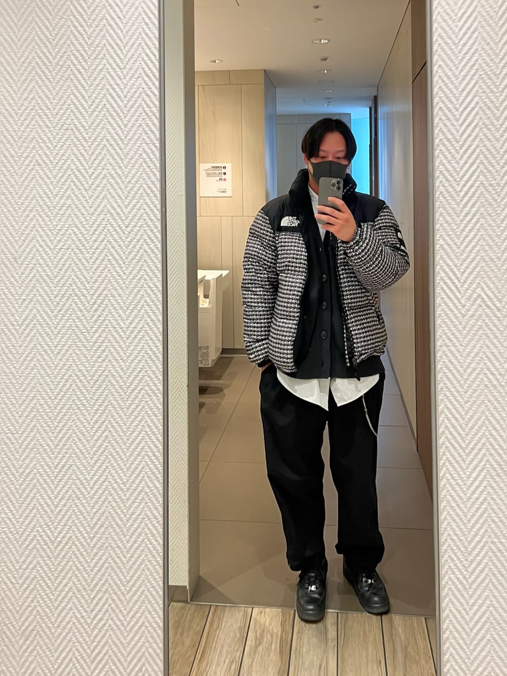 ブラック系のスニーカー、ブラック系のその他パンツ、グレー系のシャツ/ブラウスを着用したメンズの冬コーディネートの1枚目の写真