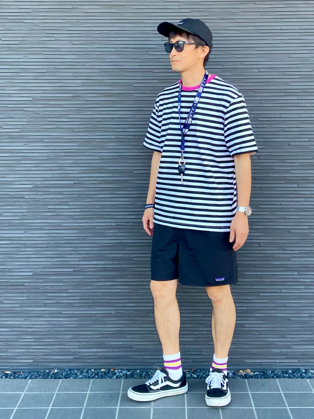 「さらっと晴れやかスナップ、キャップ、サングラス、夏だ！Tシャツ着よう！、ボーダー、ハーフパンツ、ラインソックス、アウトドアスタイル、ストリート、キーネック、夏コーデ」｜「patagoniaのP-6 ラベル トラッド キャップ（キャップ、ブラック系）」を使った、kimukenさん（メンズ・175cm）の夏コーディネートの1枚目の写真