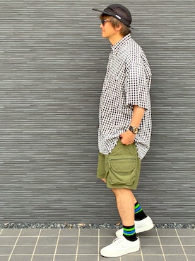 カーゴパンツ（グリーン系）を使った「白スニーカー」の人気