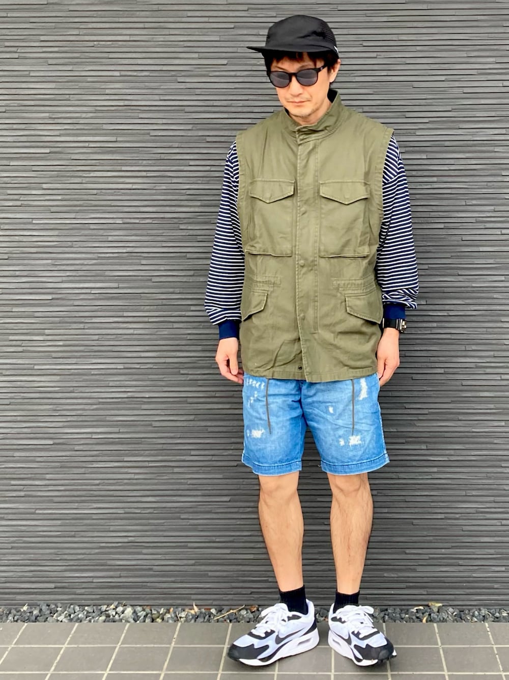 「キャップ、サングラス、ベスト、ロンT、ボーダー、レイヤードスタイル、デニムパンツ、ハーフパンツ、アウトドアスタイル」｜「GRIP SWANYのアイテム（キャップ、ブラック系）」を使った、kimukenさん（メンズ・175cm）の春コーディネートの1枚目の写真