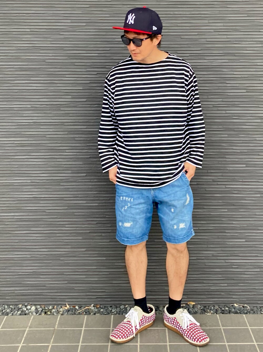 「キャップ、サングラス、ロンT、ボーダー、デニムパンツ、ハーフパンツ、カジュアル」｜「NEW ERAのNEWERA 9FIFTY SNAPBACK CAP NEW YORK YANKEES NAVY（キャップ、ブルー系）」を使った、kimukenさん（メンズ・175cm）の夏コーディネートの1枚目の写真