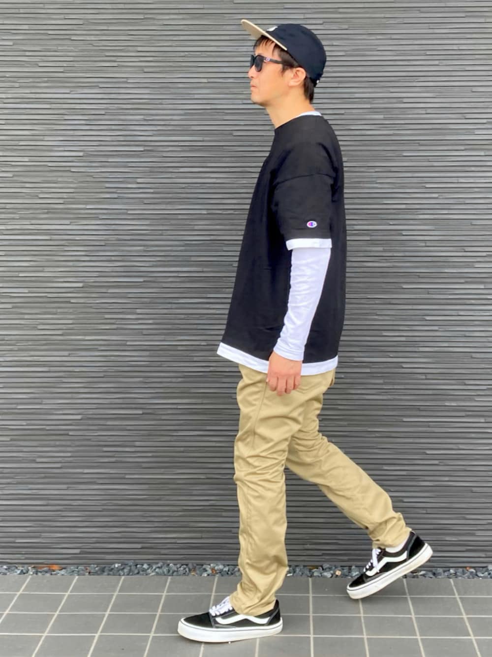 ブラック系のTシャツ/カットソー、ホワイト系のTシャツ/カットソー、ベージュ系のチノパンツを着用したメンズの秋コーディネートの1枚目の写真