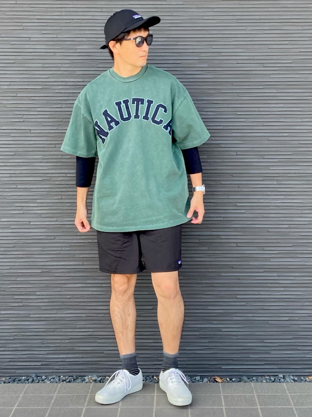 ブラック系のその他パンツ、ホワイト系のスニーカー、グリーン系のTシャツ/カットソーを着用したメンズの夏コーディネートの1枚目の写真