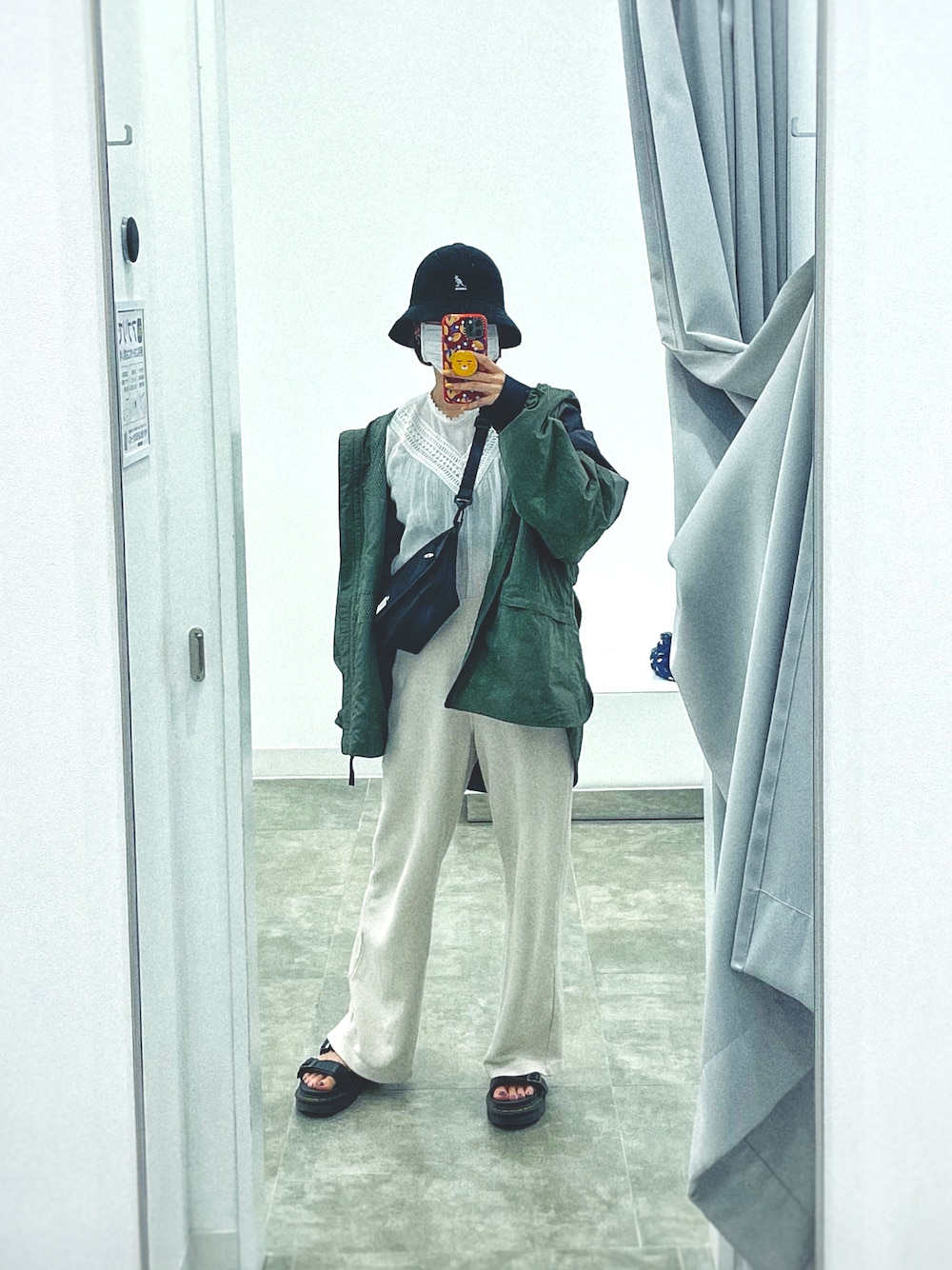 「今日のコーデ、パンツコーデ、ゆったりコーデ、リラックススタイル、ラクチンコーデ、プチプラ、Dr.Martens」｜「KANGOLの【入荷禁止】【KANGOL】Bermuda Casual/【カンゴール】バミューダ カジュアル メトロ ハット（ハット、ブラック系）」を使った、やまださん（レディース・157cm）の冬コーディネートの1枚目の写真