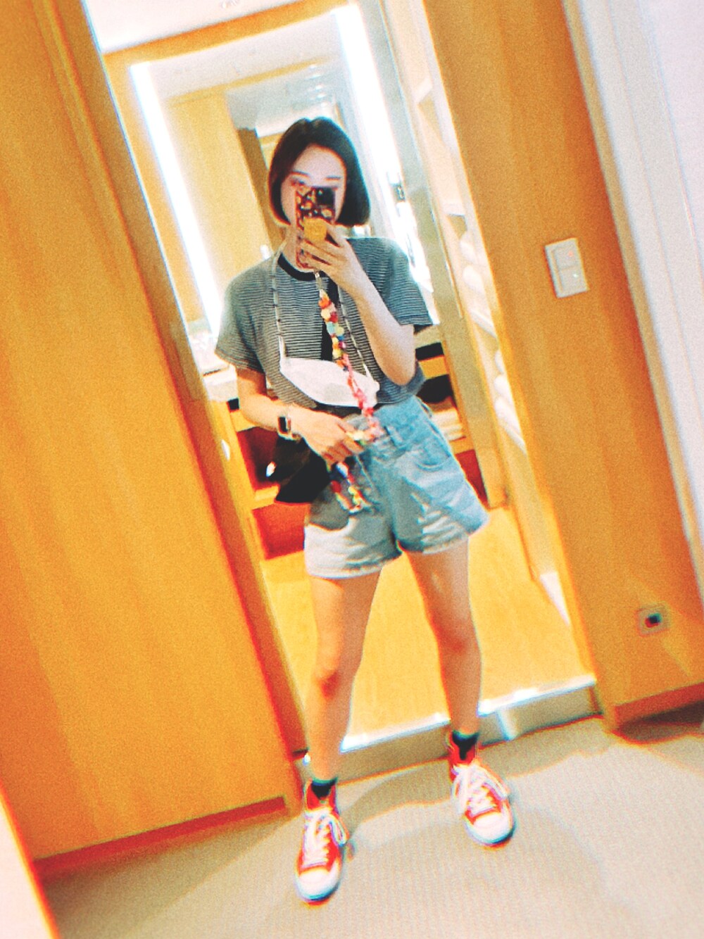 「カジュアルコーデ、おしゃれさんと繋がりたい、ラクチンコーデ、スニーカー、コンバース、ストライプシャツ、ショートパンツ、サッカー観戦、赤」｜「CONVERSEのアイテム（スニーカー、レッド系）」を使った、やまださん（レディース・157cm）の冬コーディネートの1枚目の写真