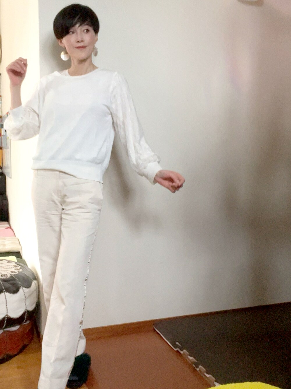 「大人カジュアル、ワントーンコーデ、きれいめカジュアル、ホワイトコーデ、ママコーデ、ママファッション、オトナカジュアル、おしゃれさんと繋がりたい、レーススリーブ、ラインパンツ、おおぶりピアス、マッシュルームショートヘアー、シンプルスタイル、お仕事コーデ」｜「MARGINAL GLAMORのアイテム（パンツ、ホワイト系）」を使った、T.Iさん（レディース・166cm）の冬コーディネートの1枚目の写真