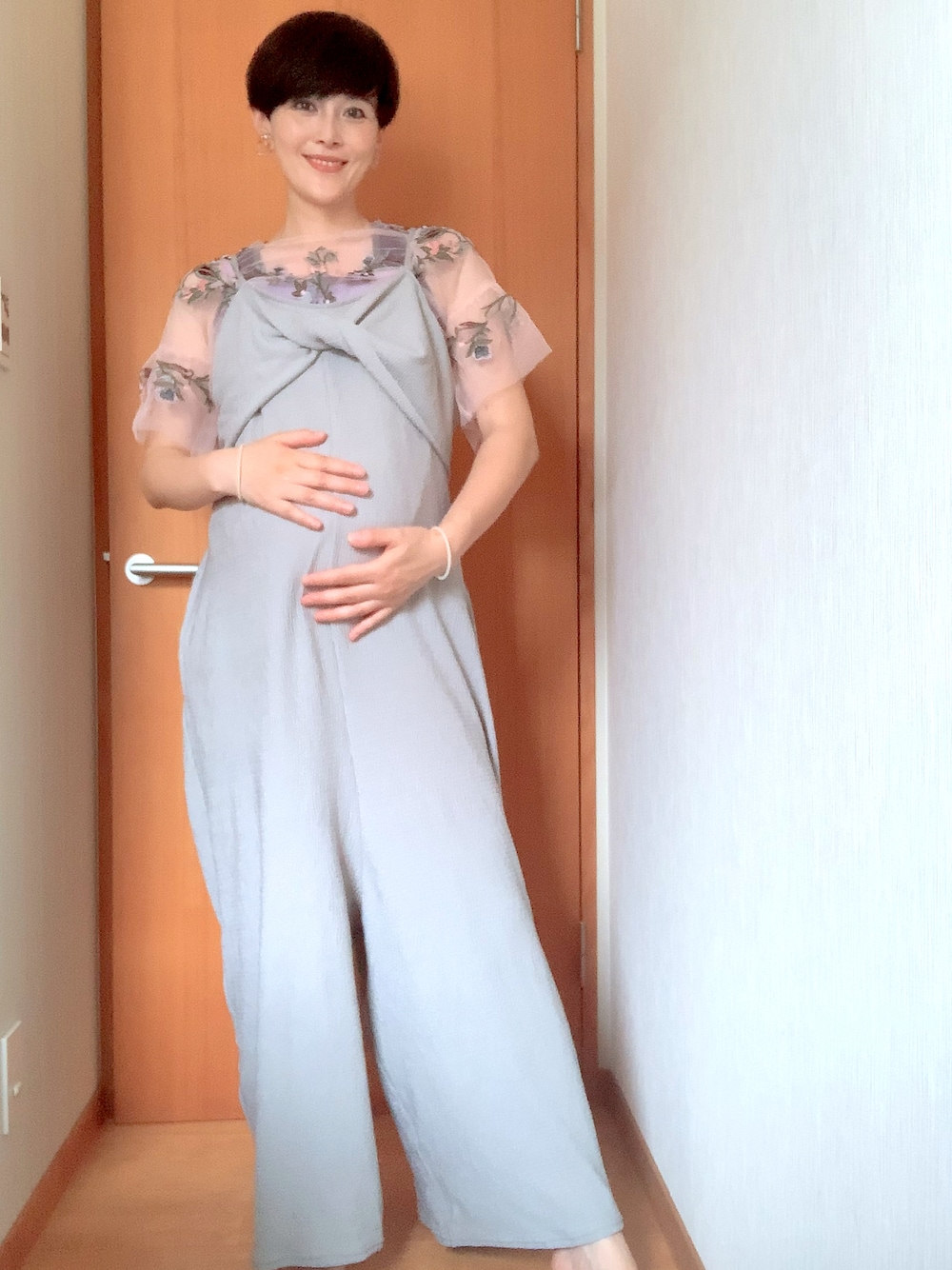 「夏コーデ、ラクチンコーデ、サロペット、刺繍トップス、ザラ、リラックススタイル、妊娠8ヶ月、妊婦、ママコーデ、ママファッション、おしゃれさんと繋がりたい、マッシュルームショートヘアー、オトナカジュアル、大人カジュアル、シースルー」｜「VINTAGEのアイテム（サロペット/オーバーオール、グレー系）」を使った、T.Iさん（レディース・166cm）の夏コーディネートの1枚目の写真