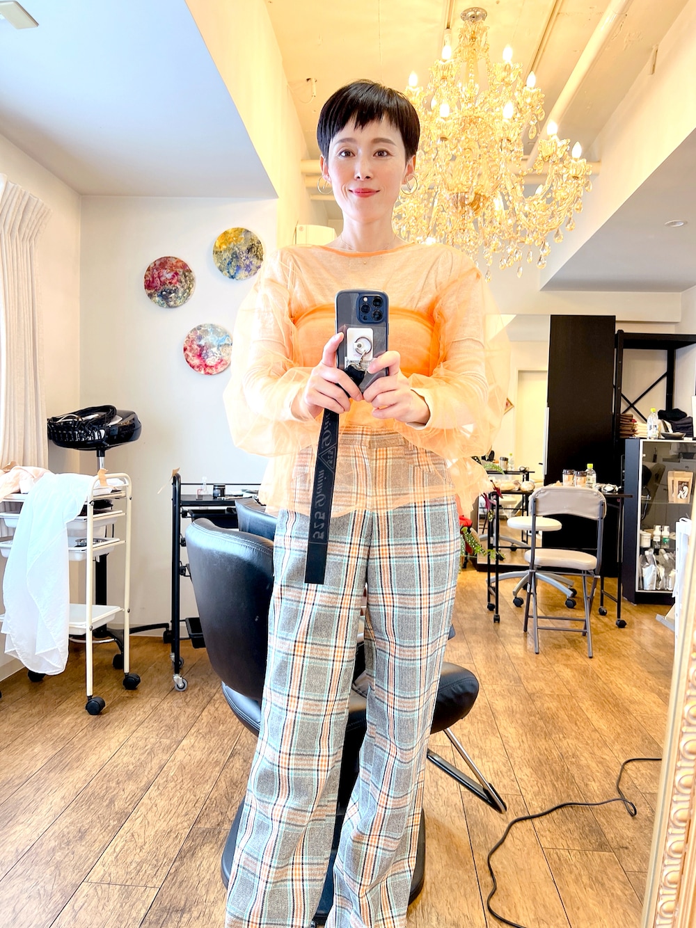 「ママコーデ、ママファッション、レイヤードスタイル、チェックパンツ、チュールトップス、ビスチェ、ベリーショート、イヤーカフ、美容院、大人カジュアル、おしゃれさんと繋がりたい、オトナカジュアル、お洒落さんとつながりたい、バレンシアガ、秋コーデ」｜「VINTAGEのアイテム（その他パンツ、その他）」を使った、T.Iさん（レディース・166cm）の秋コーディネートの1枚目の写真
