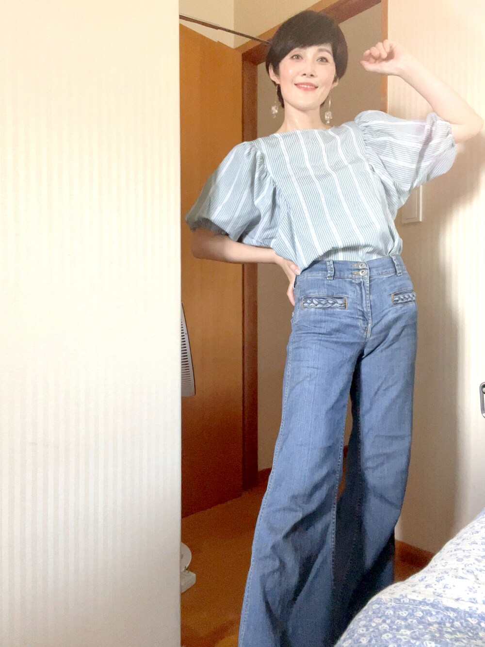 「オトナカジュアル、おしゃれさんと繋がりたい、大人カジュアル、お洒落さんとつながりたい、ママコーデ、ママファッション、ラフ、ゆれるピアス、ハンドメイド、ワイドデニム、Bou Jeloud、ショートヘア、楽チンコーデ、デニムパンツ、パフスリーブ」｜「Spiral Temptのアイテム（デニムパンツ、ブルー系）」を使った、T.Iさん（レディース・166cm）の夏コーディネートの1枚目の写真