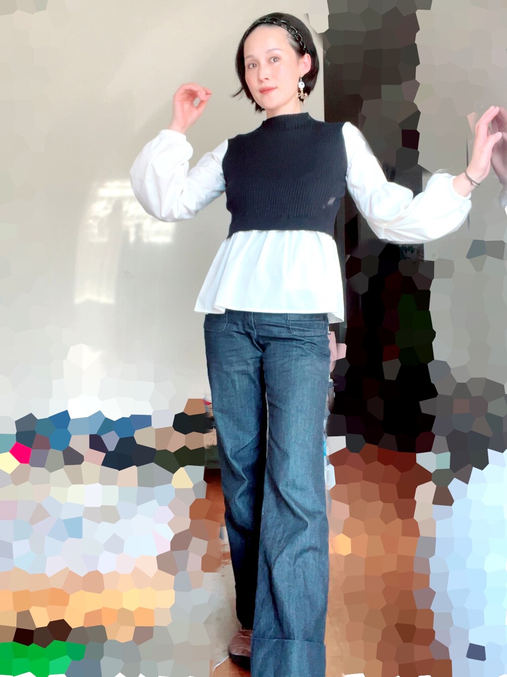「春服コーデ、ママコーデ、ママファッション、オトナカジュアル、おしゃれさんと繋がりたい、お洒落さんとつながりたい、大人カジュアル、デニムパンツ、ヴィンテージ、anne klein、おおぶりピアス、ハンドメイド、おうちファッション、異素材トップス、花粉症」｜「ANNE KLEINのアイテム（デニムパンツ、ブルー系）」を使った、T.Iさん（レディース・166cm）の春コーディネートの1枚目の写真