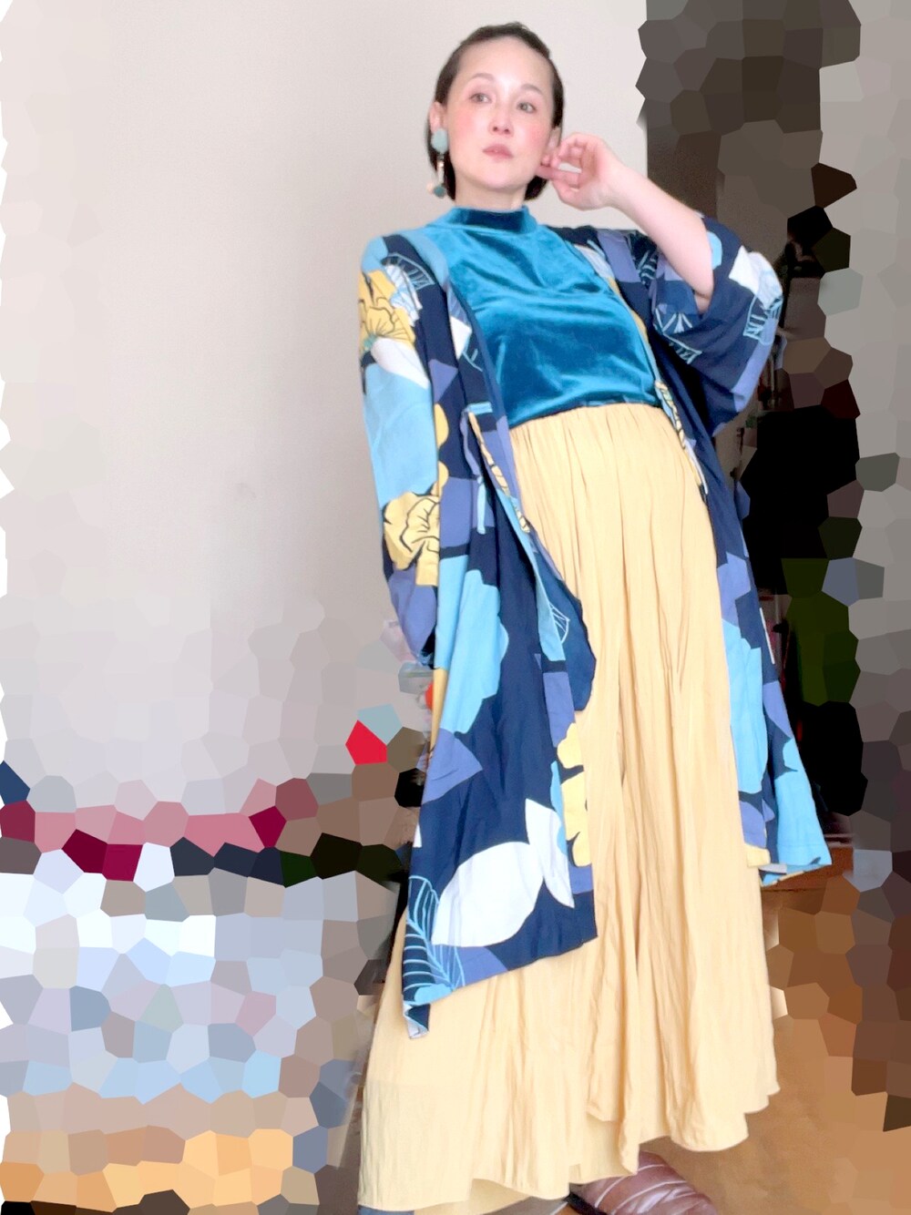 「春服デビュー宣言、オトナカジュアル、ママコーデ、ママファッション、おしゃれさんと繋がりたい、大人カジュアル、レイヤードスタイル、ベロアトップス、ガウン、花柄、おおぶりピアス、ハンドメイド、GU、イエロー、春コーデ」｜「SNのアイテム（パンツ、イエロー系）」を使った、T.Iさん（レディース・166cm）の春コーディネートの1枚目の写真