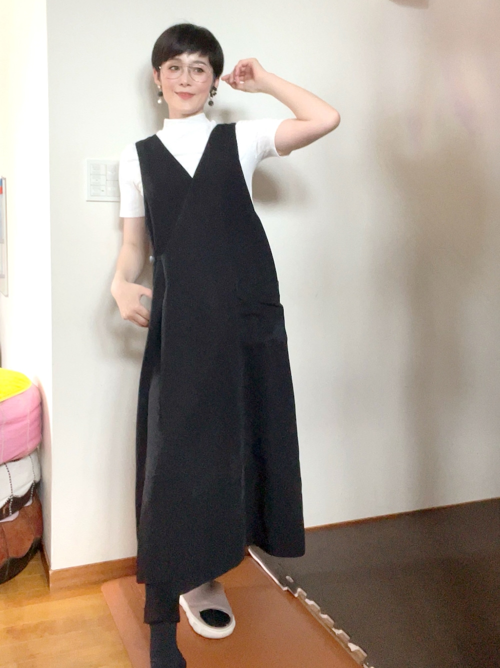 「夏コーデ、レイヤードスタイル、ママコーデ、ママファッション、ラップワンピース、モノトーン、ツーブリッジメガネ、ハンドメイド、おおぶりピアス、お仕事コーデ、オトナカジュアル、大人カジュアル、おしゃれさんと繋がりたい、お洒落さんとつながりたい、ベリーショート」｜「VINTAGEのアイテム（ワンピース、ブラック系）」を使った、T.Iさん（レディース・166cm）の夏コーディネートの1枚目の写真