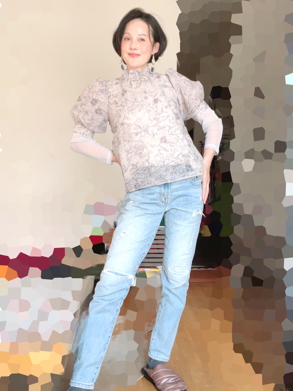 「ママコーデ、ママファッション、春服デビュー宣言、ダメージデニムパンツ、アメリカンイーグル、花柄ブラウス、パフスリーブ、シアーシャツ、レイヤードスタイル、オトナカジュアル、おしゃれさんと繋がりたい、大人カジュアル、ハンドメイド、イング、おおぶりピアス」｜「American Eagleのアイテム（デニムパンツ、ブルー系）」を使った、T.Iさん（レディース・166cm）の春コーディネートの1枚目の写真