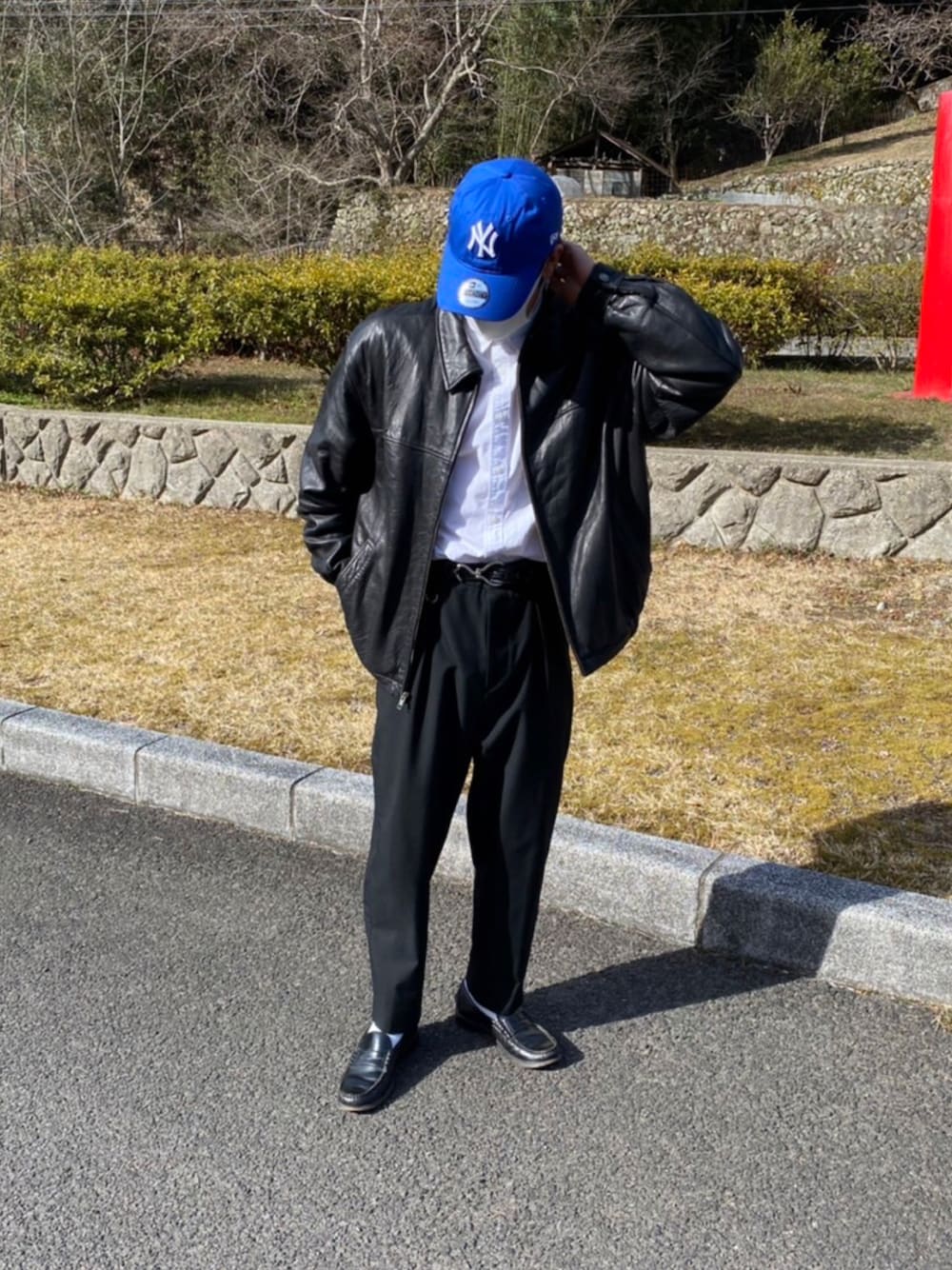 ブラック系のその他パンツ、ホワイト系のシャツ/ブラウス、ブラック系のブルゾンを着用したメンズの春コーディネートの1枚目の写真