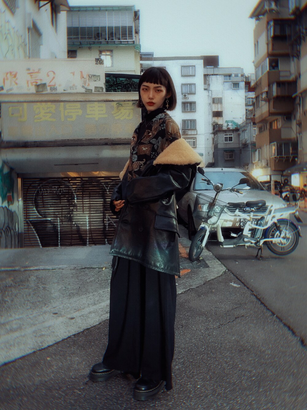 「復古、街頭穿搭、古着MIX、ootd、SCHOTT、Dr.Martens」｜「GUのアイテム（チノパンツ、ブラック系）」を使った、nitawoooさん（レディース・169cm）の秋コーディネートの1枚目の写真