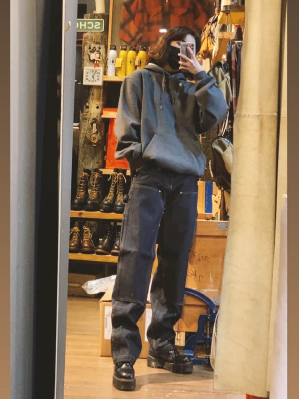 「ootd、街頭穿搭、工装、牛仔褲、oversize、男友風」｜「Dr. MartensのAIRWAIR ドクターマーチン JADON BEX 8 EYE BOOT 15265001 BLACK（ブーツ、ブラック系）」を使った、nitawoooさん（レディース・170cm）の春コーディネートの1枚目の写真