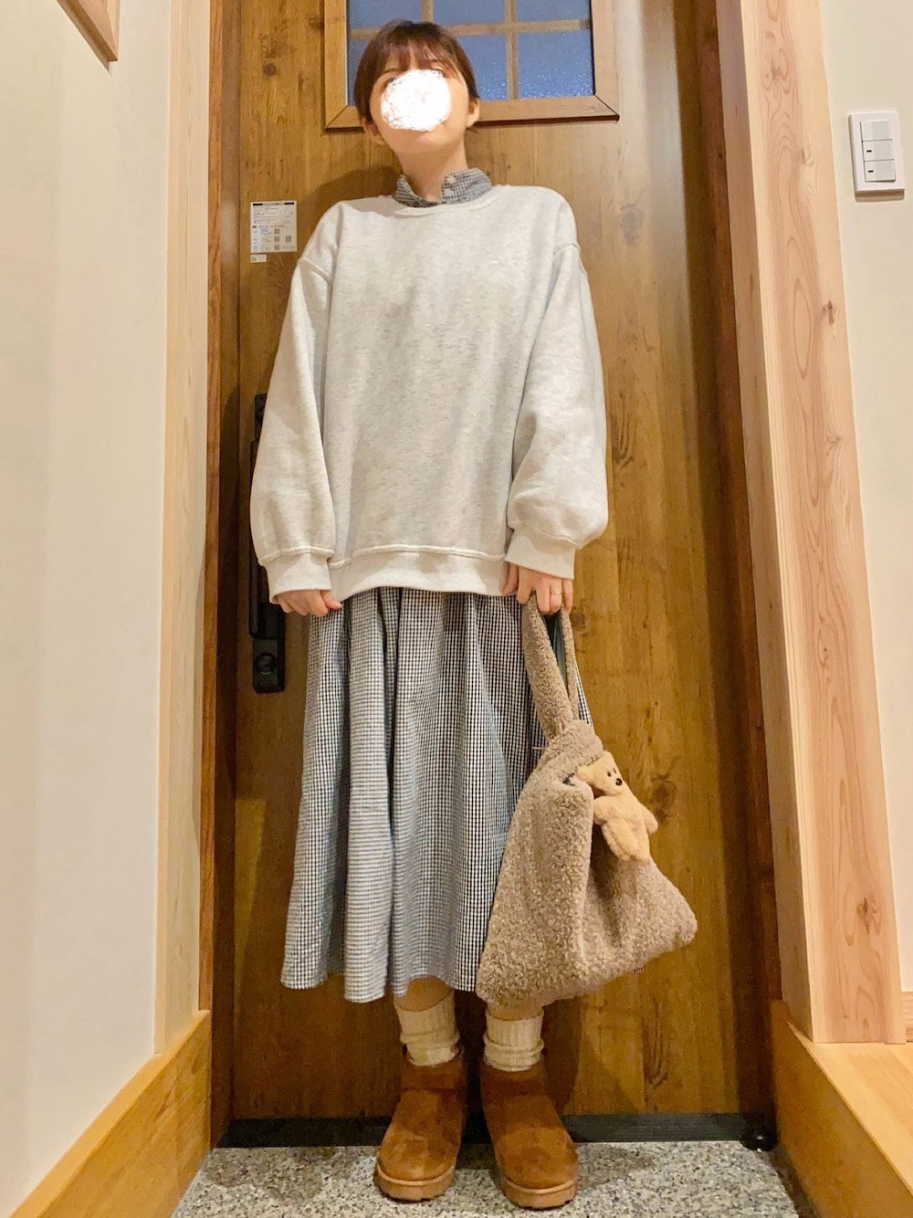 「ラフコーデ、ワンピース、スウェット、ママファッション、マタニティ、ママコーデ、冬服、ギンガムチェック、楽チンコーデ、スウェットコーデ、大人女子」｜「NATURAL BEAUTY BASICのアイテム（ワンピース/ドレス、ブラック系）」を使った、きなまろさん（骨格ストレート・レディース・165cm）の冬コーディネートの1枚目の写真