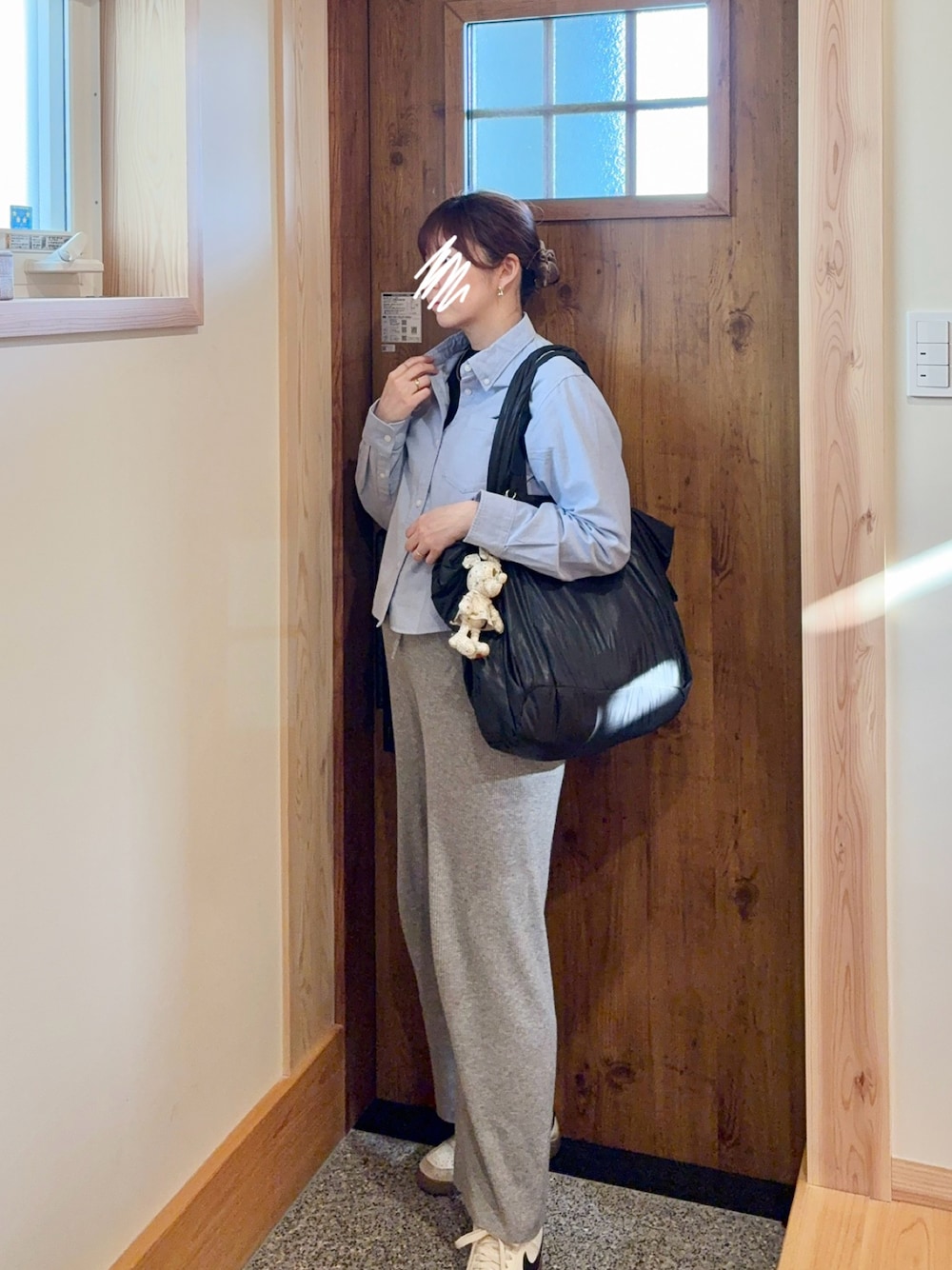 「春服、休日スタイル、ママファッション、マタニティ、春コーデ、シャツスタイル、30代コーデ、春服コーデ、キレイめ、マタニティコーデ」｜「SEE BY CHLOEのアイテム（バッグ、ブラック系）」を使った、きなまろさん（骨格ストレート・レディース・165cm）の春コーディネートの1枚目の写真