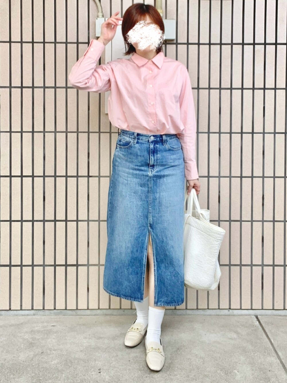 「春夏コーデ、きれいめカジュアル、シャツスタイル、デニムスカート、大人女子、大人カジュアル、ピンク、シャツ好き集まれ」｜「UNIQLOのアイテム（シャツ/ブラウス、ピンク系）」を使った、きなまろさん（骨格ストレート・レディース・165cm）の春コーディネートの1枚目の写真