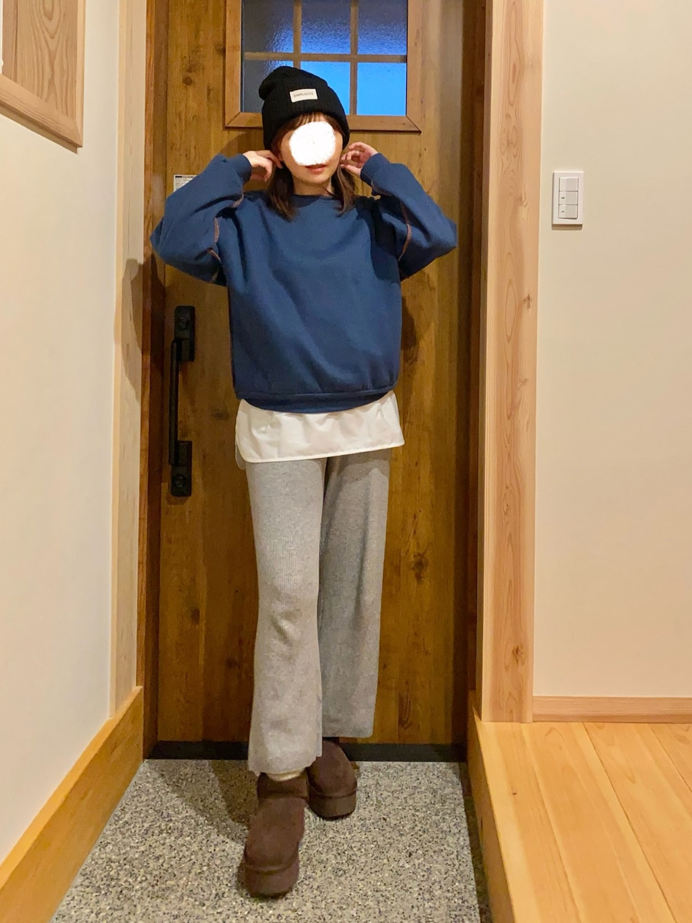 「ニット帽、UNIQLO、カジュアルスタイル、大人かわいい、シンプルスタイル、ラクチンコーデ、大人女子、スウェット、ニットパンツ、ムートンブーツ、プチプラコーデ、休日スタイル、マタニティ」｜「Futier landの【お気に入り数11万人突破】リンキングスウェットプルオーバー（スウェット、ブルー系）」を使った、きなまろさん（骨格ストレート・レディース・165cm）の冬コーディネートの1枚目の写真
