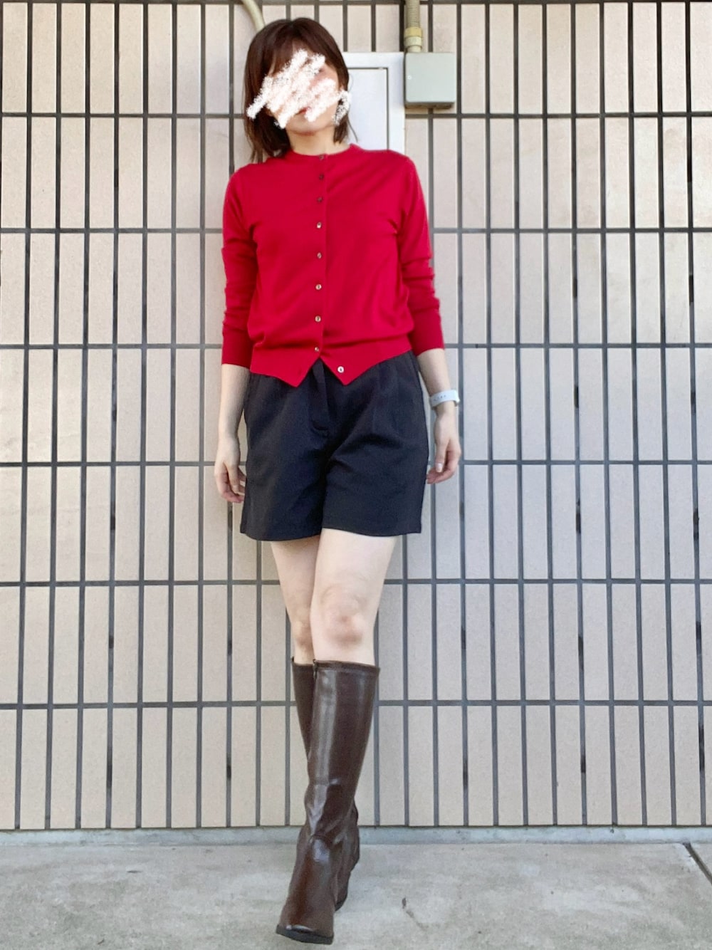 「ロングブーツ、ブーツ、楽チンコーデ、パンツスタイル、ショートパンツ、カーディガン、おしゃれさんと繋がりたい」｜「UNIQLOのアイテム（カーディガン/ボレロ、レッド系）」を使った、きなまろさん（骨格ストレート・レディース・165cm）の春コーディネートの1枚目の写真