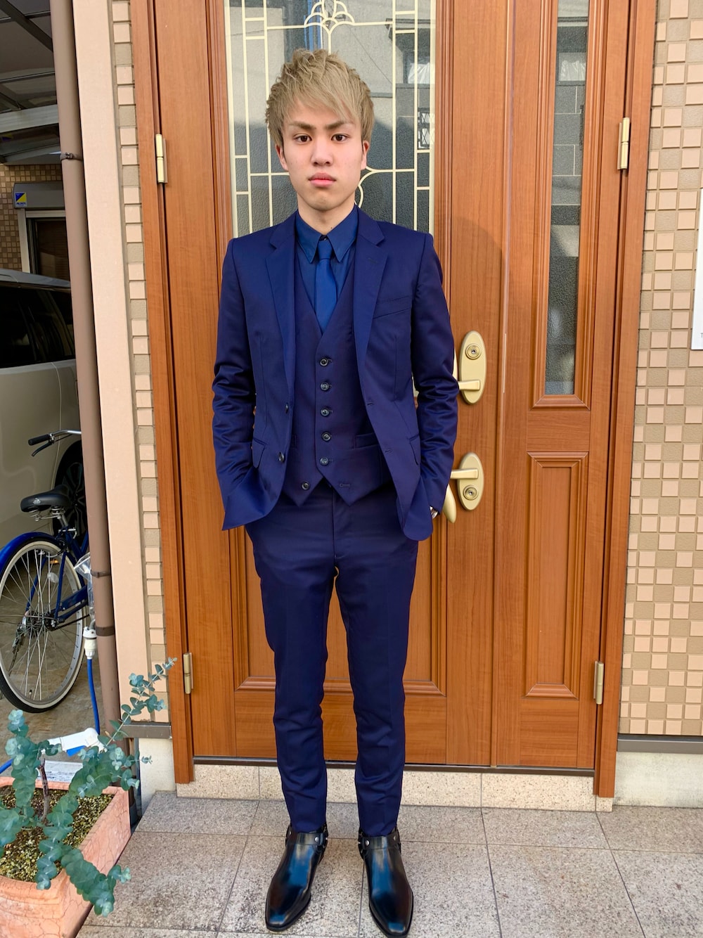 「JOHN LAWRENCE SULLIVAN、Saint Laurent、saint laurent paris、STUDIOUS、STUDIOUS SELECT(STUDIOUS SELECT)、ジョンローレンスサリバン、サリバン、ヒールブーツ、リングブーツ、スーツ、セットアップ、サンローランパリ、テーラードジャケット、モード系、モード」｜「JOHN LAWRENCE SULLIVANのWOOL 2BUTTON JACKET（テーラードジャケット、ブルー系）」を使った、たくみさん（メンズ・173cm）の春コーディネートの1枚目の写真