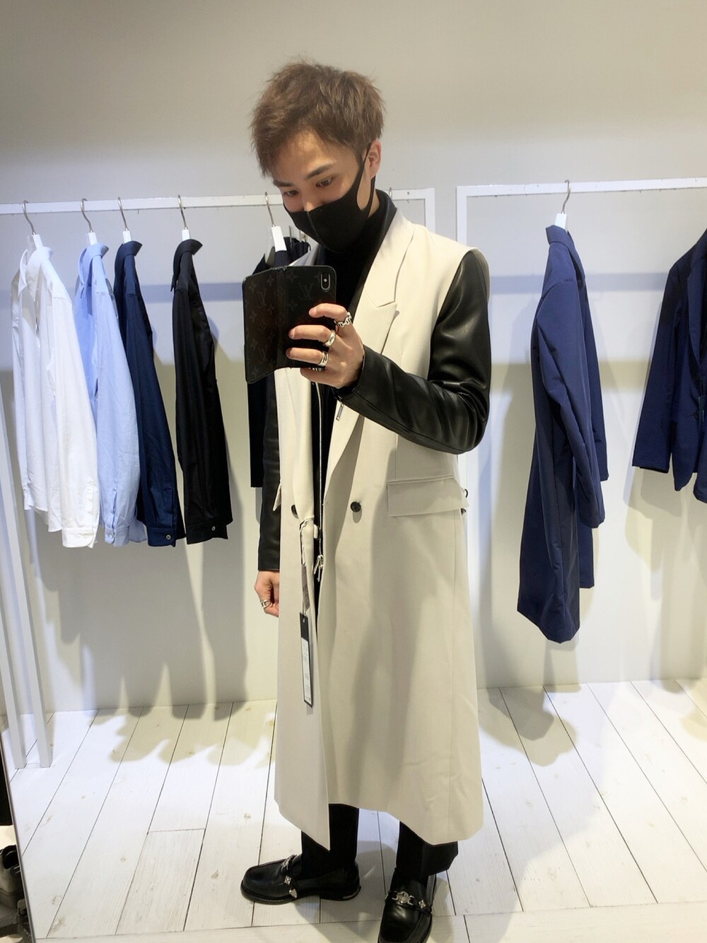 「JOHN LAWRENCE SULLIVAN、SHAREEF、UNITEDTOKYO、TOGA VIRILIS、TOGA、hoorsenbuhs、GARNI、STUDIOUS、STUDIOUS SELECT(STUDIOUS SELECT)、レザージャケット、ジレ、ロングジレ、ジレスタイル、ジレコーデ、モード系」｜「JOHN LAWRENCE SULLIVANのレザーテーラードジャケット¥187,000円（ジャケット/アウター、ブラック系）」を使った、たくみさん（メンズ・173cm）の春コーディネートの1枚目の写真
