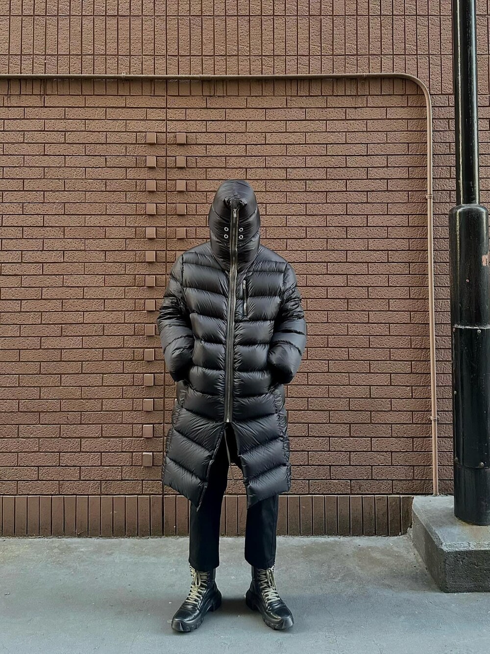 「RICK OWENS、RICKOWENS、DRKSHDW by Rick Owens、drkshdw、DRK SHDW、drkhdw」｜「Rick Owensのアイテム（ダウンジャケット/コート、ブラック系）」を使った、Mirさん（メンズ・183cm）の夏コーディネートの1枚目の写真