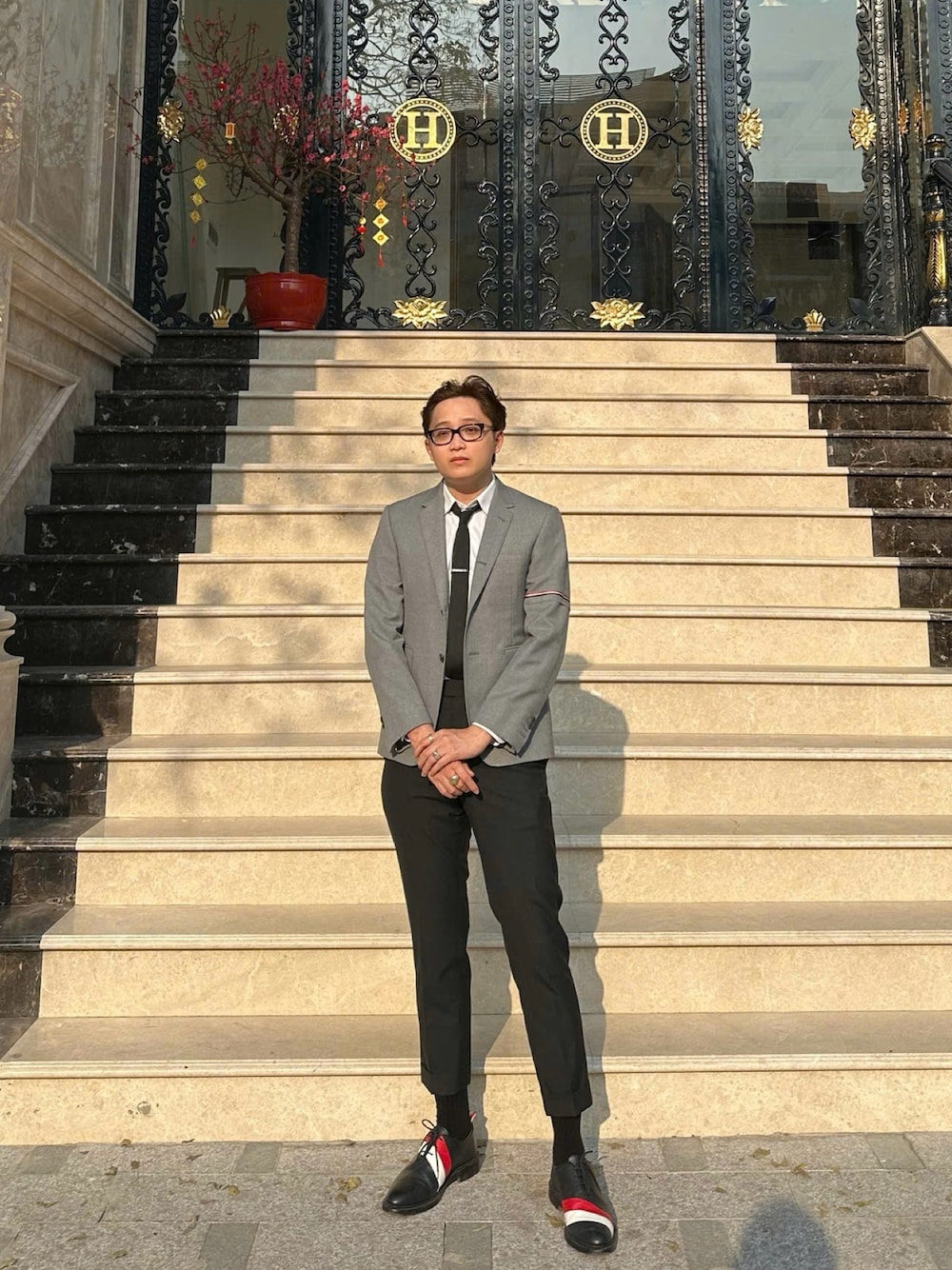 「THOMBROWNE、THOM BRONWE.、THOM BROWNE NY」｜「THOM BROWNEのアイテム（テーラードジャケット、グレー系）」を使った、Mirさん（メンズ・183cm）の冬コーディネートの1枚目の写真
