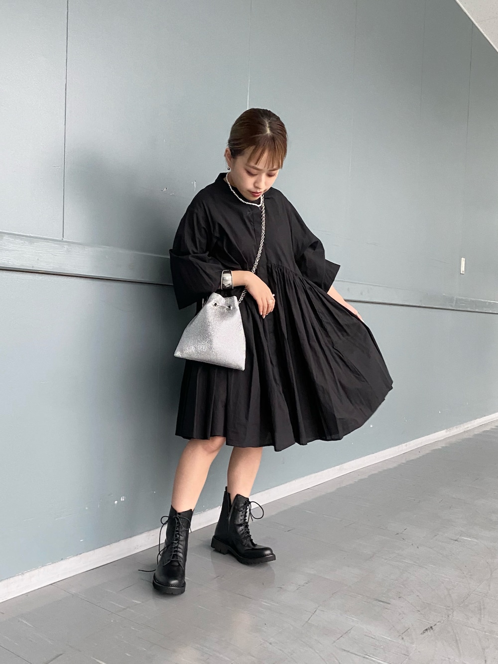 「ootd、低身長、低身長コーデ、低身長女子、ミニワンピ、ミニワンピース、オールブラック、ブラック、メタリックバッグ、編み上げブーツ、ブーツ、ブラウス、ワンピース、ブラウスコーデ、ギャザーブラウス」｜「DouDouのチェーンポシェット AW（ショルダーバッグ、シルバー系）」を使った、chisaさん（レディース・148cm）の夏コーディネートの1枚目の写真