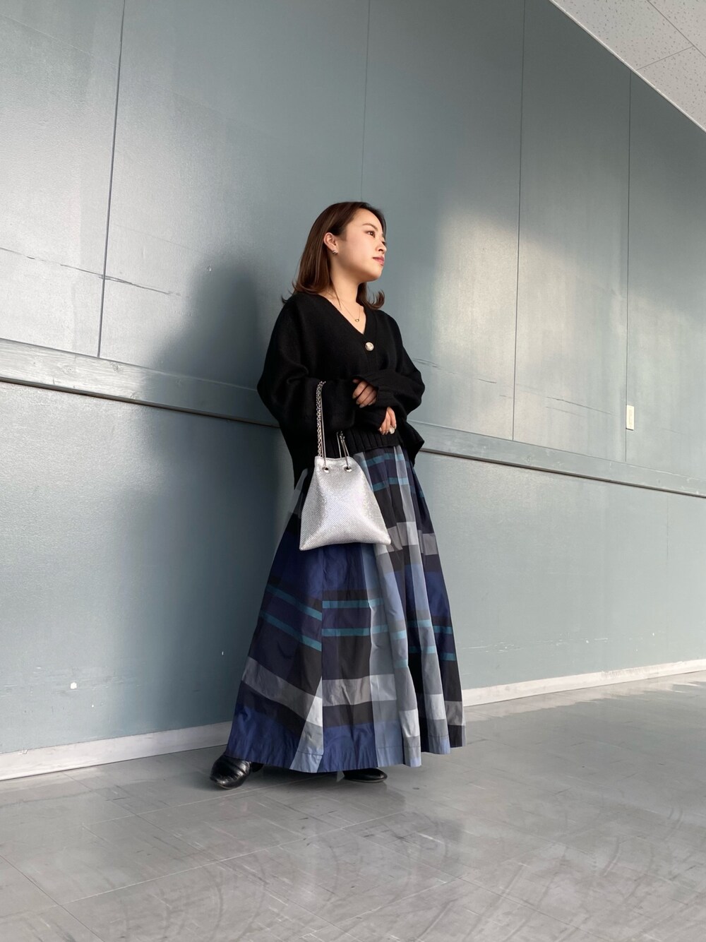 「クリスマスに着たい服、ショート丈、ショートカーディガン、カーディガン、シンプルコーデ、チェック柄に恋してる、マイベストコーデ2021、休日スタイル、着回しコーデ、低身長、低身長コーデ、低身長女子、いいね、save、フォローお願いします🤑、ショルダーバッグ、ファッションの力を信じよう」｜「DouDouのチェーンポシェット AW（ショルダーバッグ、シルバー系）」を使った、chisaさん（レディース・148cm）の冬コーディネートの1枚目の写真