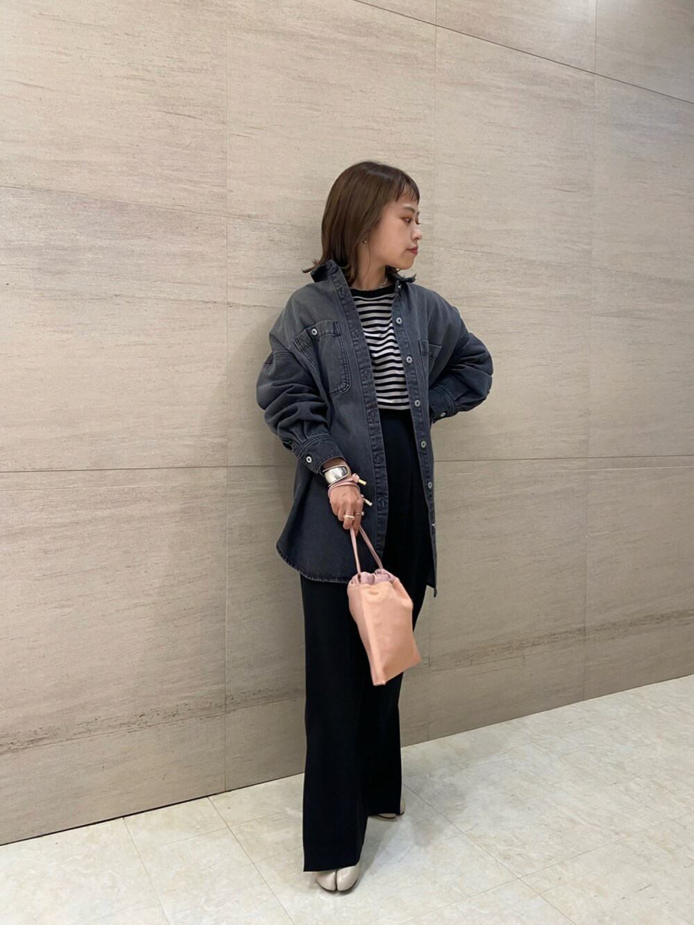 「きれいめカジュアル、低身長、いいね、save、フォローお願いします🤑、秋服、秋コーデ、オーバーサイズ、ビッグシルエット、デニムジャケット、ミニバッグ、大人女子、低身長コーデ、低身長女子、秋先取りコーデ、パンツスタイル、足袋ブーツ」｜「DouDouのボートネックボーダーT AW（Tシャツ/カットソー、ホワイト系）」を使った、chisaさん（レディース・148cm）の秋コーディネートの1枚目の写真