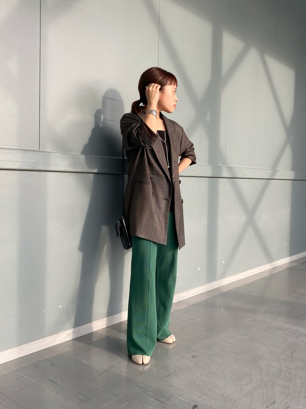 「ブラウン、レイヤードスタイル、秋服準備はじめました、モード、休日スタイル、秋トレンド2021、パンツスタイル、カラーパンツ、ジャケット、低身長、低身長コーデ、低身長女子、ラブアンドピース2021、秋色、いいね、save、フォローお願いします🤑」｜「DouDouのカットイージーパンツ（その他パンツ、ブラック系）」を使った、chisaさん（レディース・148cm）の秋コーディネートの1枚目の写真