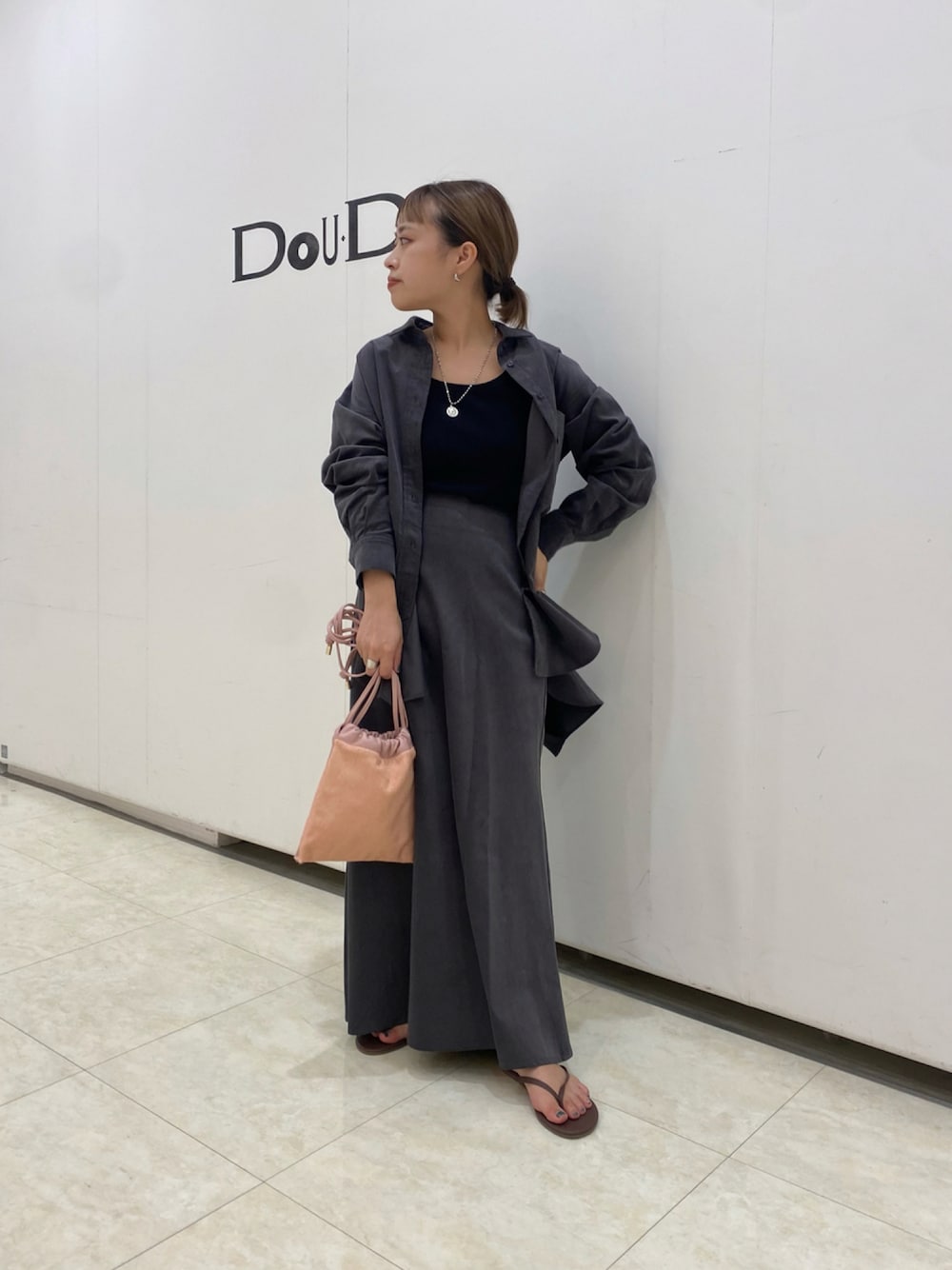 「今日のコーデ、低身長、低身長コーデ、低身長女子、ブラック、セットアップ、セットアップスタイル、オールブラック、スカート、シャツスタイル、シャツ、TKEES、ビーチサンダル、いいね、save、フォローお願いします🤑、コーデュロイ」｜「DouDouの【TKEES/ティキーズ】FOUNDATIONS MATTE トングサンダル（サンダル、ブラウン系）」を使った、chisaさん（レディース・148cm）の夏コーディネートの1枚目の写真