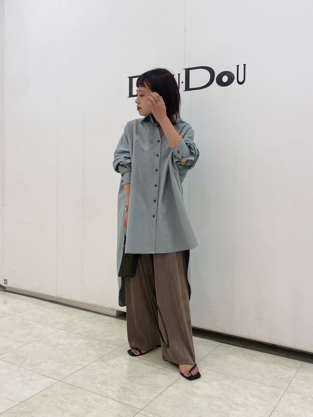 「プリーツパンツ、楽チンコーデ、ラクチンコーデ、低身長、低身長コーデ、低身長女子、シャツスタイル、シャツ、チュニック、パンツスタイル、淡色コーデ、秋先取りコーデ、いいね、save、フォローお願いします🤑、ビッグシルエット、シンプル」｜「DouDouのバックロングオーバーシャツ（シャツ/ブラウス、グリーン系）」を使った、chisaさん（レディース・148cm）の夏コーディネートの1枚目の写真