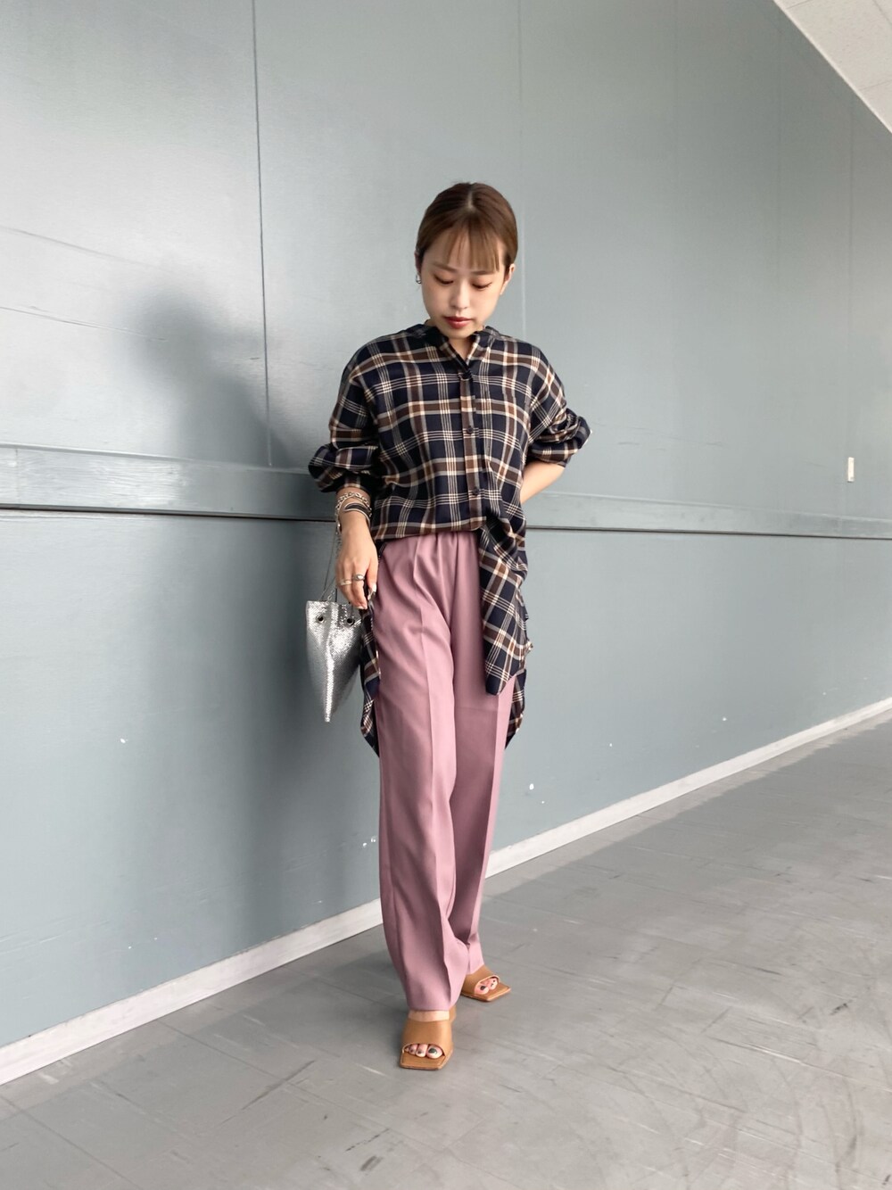 「ピンクパンツ、ピンク、チェックシャツ、チェック、パンツスタイル、パンツ、パンツコーデ、サンダル、メタリックバッグ、メタリック、オーバーサイズ、低身長、低身長コーデ、低身長女子、センタープレス」｜「DouDouのカルゼチェックシャツ NY（シャツ/ブラウス、ブルー系）」を使った、chisaさん（レディース・148cm）の夏コーディネートの1枚目の写真