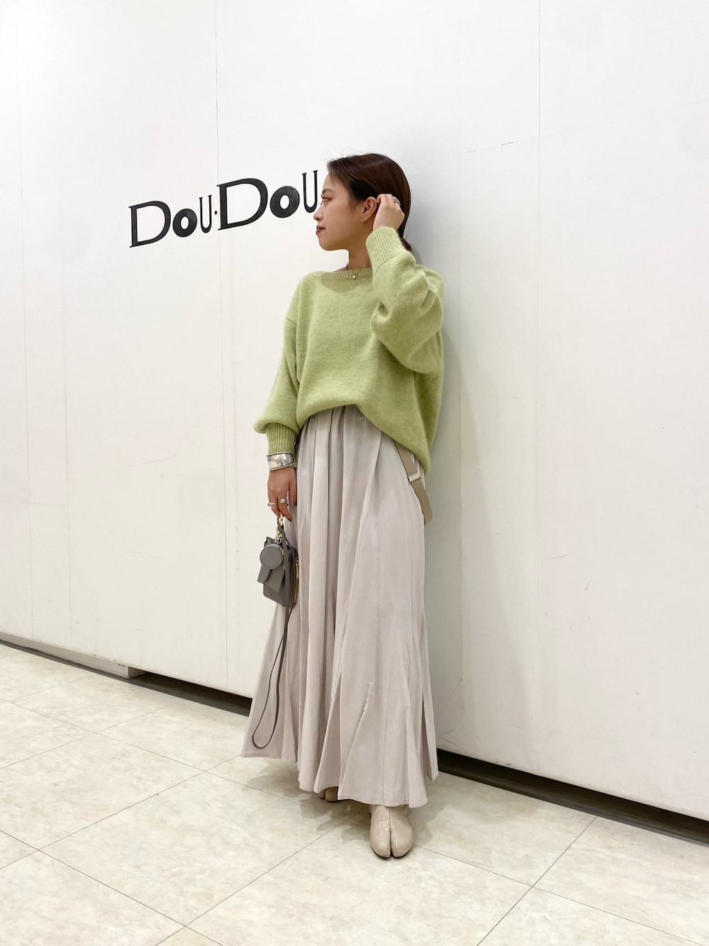 「秋服、今日のコーデ、スカート、スカートスタイル、ニット、グリーン、ピスタチオ、足袋ブーツ、フレアスカート、低身長、低身長コーデ、低身長女子、お洒落さんとつながりたい、シンプル、着回しコーデ」｜「DouDouのサスペンダー付スカート（スカート、ベージュ系）」を使った、chisaさん（レディース・148cm）の秋コーディネートの1枚目の写真