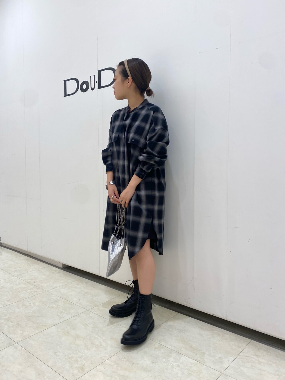 「シャツワンピ、シャツ、秋のコーデ、秋コーデ、秋服準備はじめました、ブーツ、ミニワンピ、大人コーデ、休日スタイル、今日のコーデ、チェック、チェックシャツ、ootd、ミニバッグ、きれいめカジュアル」｜「DouDouのチェックBIGチュニックシャツ（シャツ/ブラウス、ブラック系）」を使った、chisaさん（レディース・148cm）の秋コーディネートの1枚目の写真