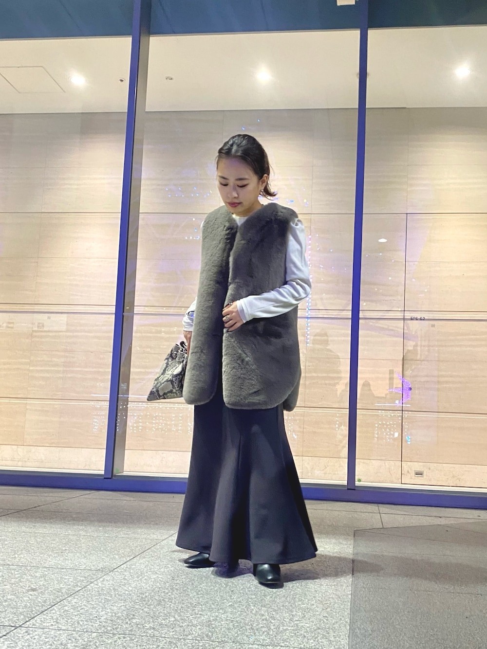 「クリスマスに着たい服、ブーツ、マイベストコーデ2021、休日スタイル、マーメイドスカート、あったかコーデ、きれいめカジュアル、スカート、スカートスタイル、ファーベスト、ベスト、ワントーンコーデ、着回しコーデ、いいね、save、フォローお願いします🤑、ファッションの力を信じよう」｜「DouDouのタックショルダーリブプルオーバー（Tシャツ/カットソー、ホワイト系）」を使った、chisaさん（レディース・148cm）の冬コーディネートの1枚目の写真