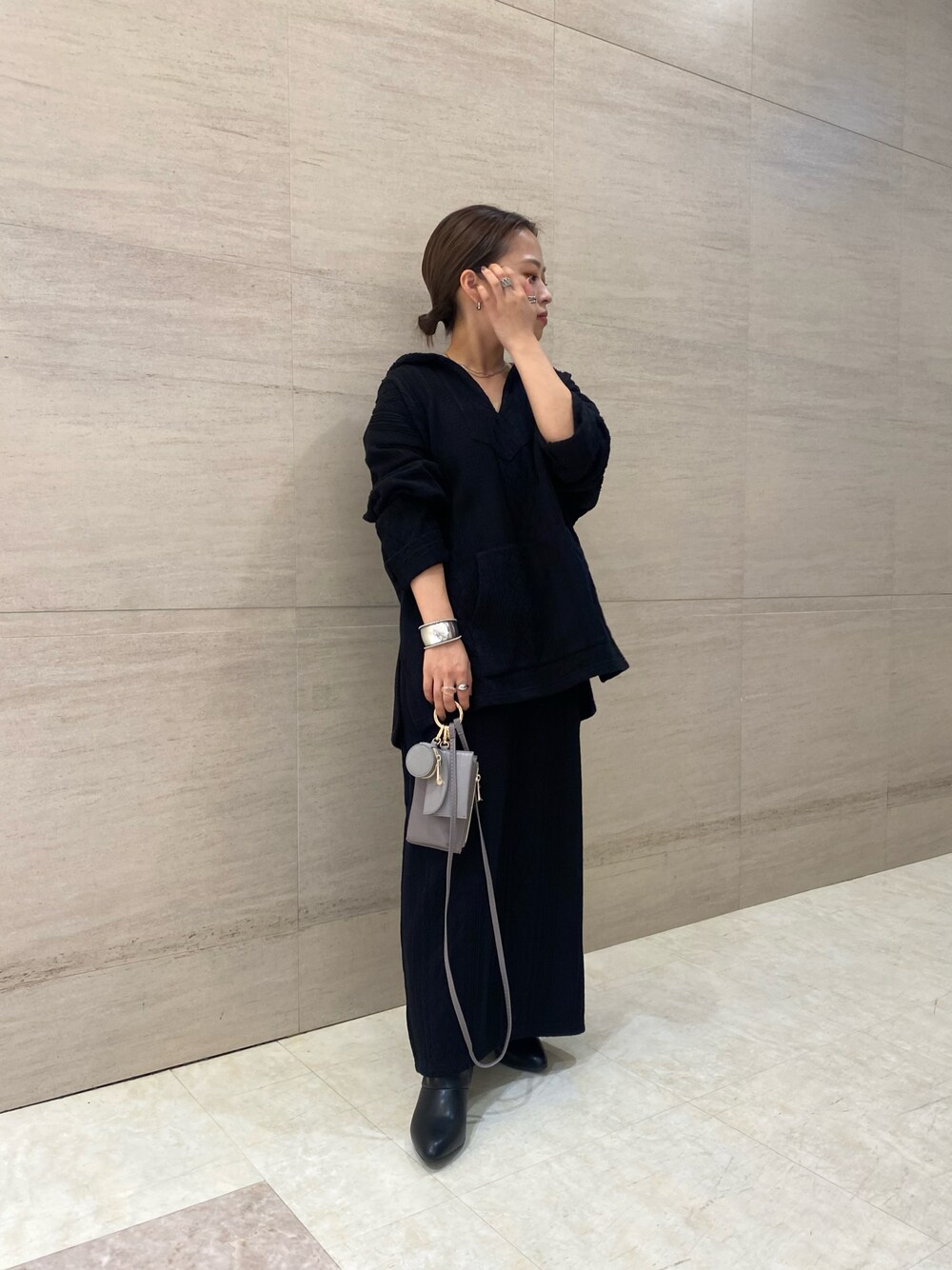 「秋先取りコーデ、低身長コーデ、今日のコーデ、ラブアンドピース2021、オトナカジュアル、秋のコーデ、低身長、低身長女子、セットアップ、オールブラック、黒、オーバーサイズ、ブラックコーデ、ラクチンコーデ、ゆるコーデ」｜「DouDouのケーブル編みSET フーディー＋タイトスカート（セットアップ、ブラック系）」を使った、chisaさん（レディース・148cm）の秋コーディネートの1枚目の写真