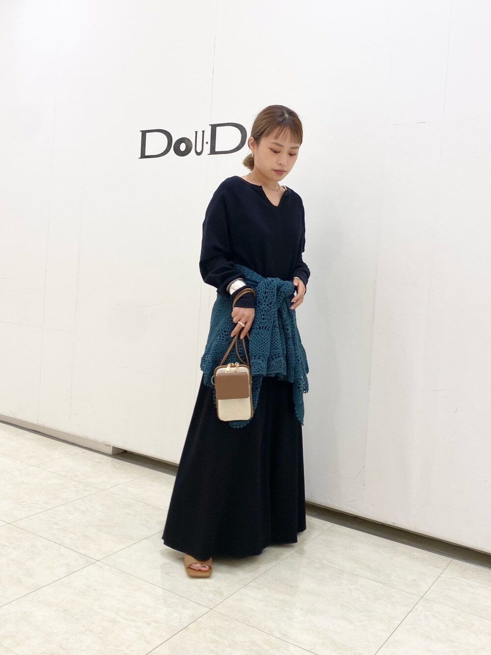 「ラクチンコーデ、ワンピース、ワンピーススタイル、ワンピースコーデ、カーディガン、秋のコーデ、秋コーデ、おうちファッション、低身長、低身長コーデ、低身長女子、ゆるコーデ、リブワンピース、休日スタイル、今日のコーデ」｜「DouDouのバックスリット変わり織ワンピース（ワンピース、ブラック系）」を使った、chisaさん（レディース・148cm）の夏コーディネートの1枚目の写真