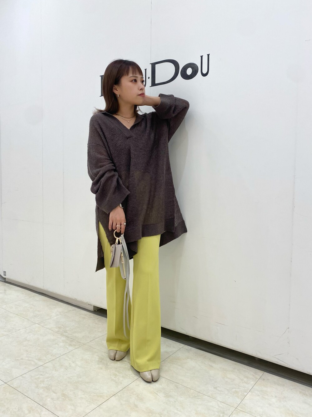 「休日スタイル、秋のコーデ、秋コーデ、ミニバッグ、きれいめカジュアル、ビッグシルエット、低身長、低身長コーデ、低身長女子、パンツスタイル、フレアパンツ、カラーパンツ、ootd、楽チンコーデ、シンプル」｜「DouDouのセミフレアパンツ（その他パンツ、イエロー系）」を使った、chisaさん（レディース・148cm）の秋コーディネートの1枚目の写真
