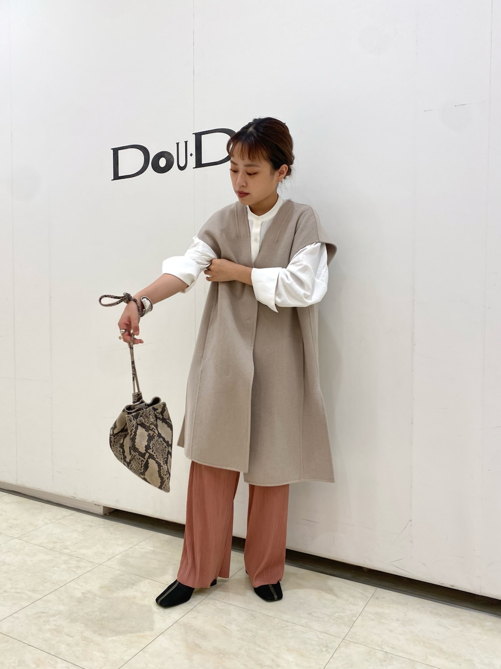 「だから秋服が好き、ベスト、パンツスタイル、ラクチンコーデ、秋服準備はじめました、低身長、低身長コーデ、低身長女子、秋のコーデ、ピンク、プリーツパンツ、オーバーサイズ、ミニバッグ、シアーシャツ、シャツスタイル」｜「NEUNAのセンターシームスクエアトゥシアーチュールパイピングショートブーツ（ブーツ、ゴールド系）」を使った、chisaさん（レディース・148cm）の秋コーディネートの1枚目の写真