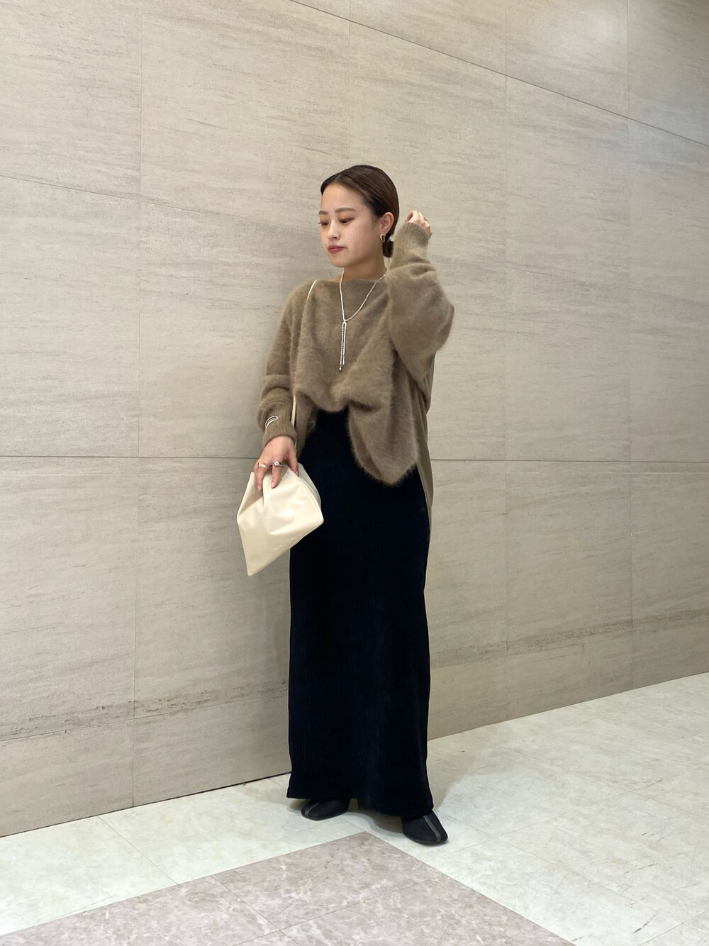 「だから秋服が好き、秋服、低身長、低身長コーデ、低身長女子、ニット、タイトスカート、コーデュロイ、オトナカジュアル、大人コーデ、ブーツ、トレンド、レイヤードスタイル、ブラウン、ブラウンコーデ」｜「DouDouの【SALEM LILY/サーレムリリー】DROWING BAG（トートバッグ、ベージュ系）」を使った、chisaさん（レディース・148cm）の秋コーディネートの1枚目の写真